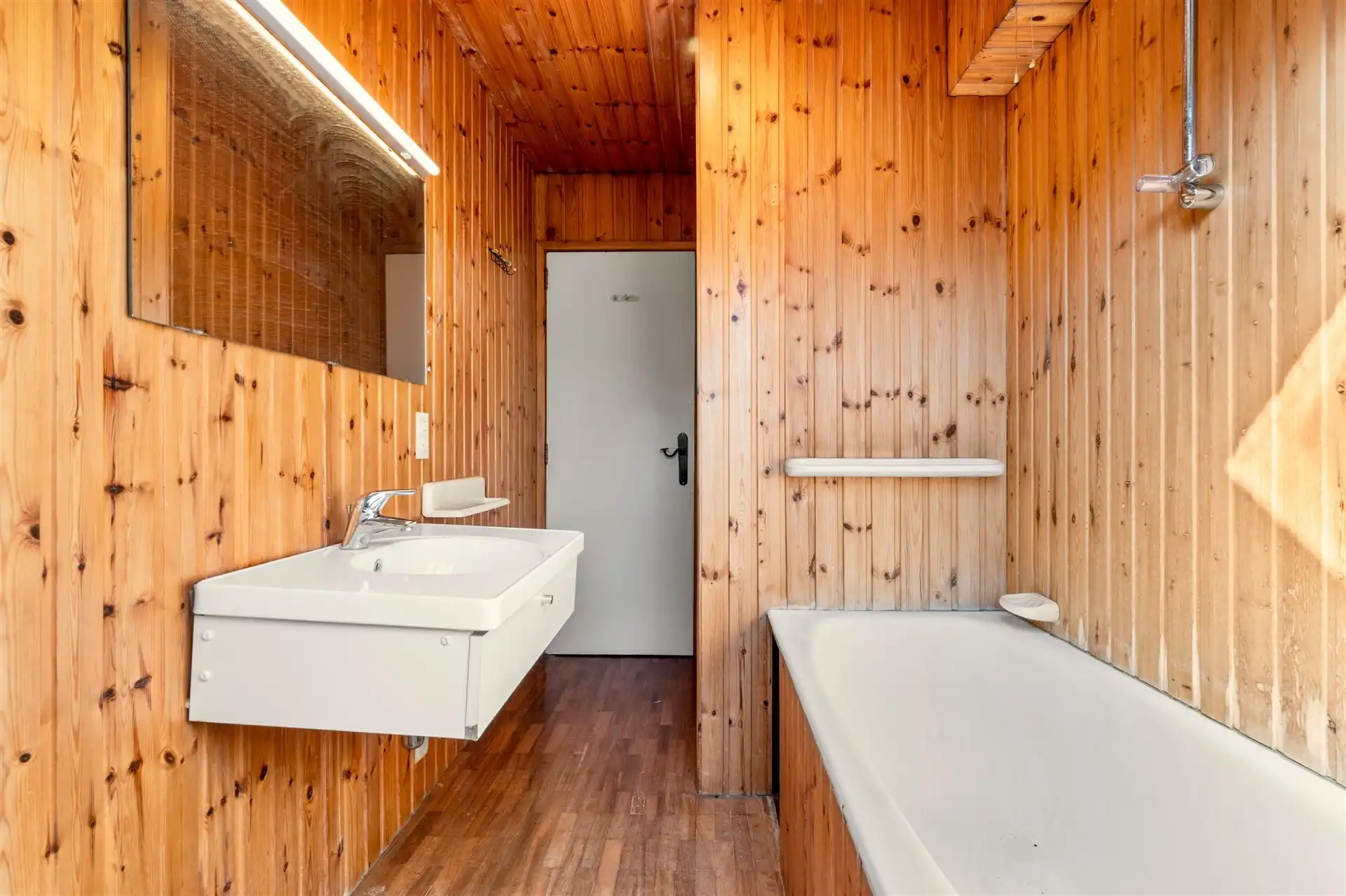 Bijzonder unieke villa op zeer ruim perceel foto 20