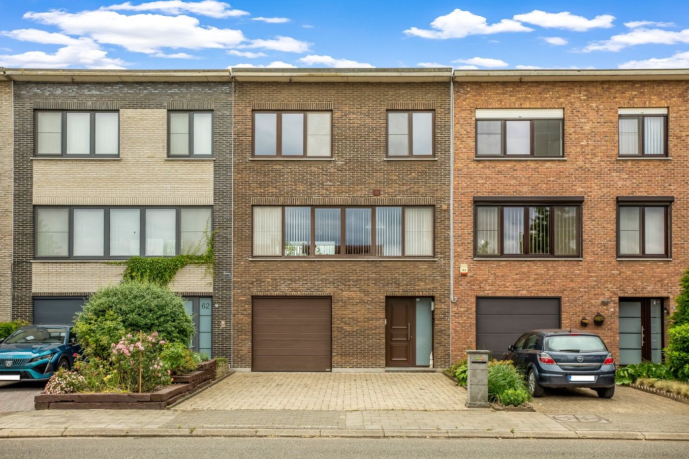 Ruime, instapklare bel-etagewoning met 3 slpk., inpandige garage en tuin foto {{pictureIndex}}