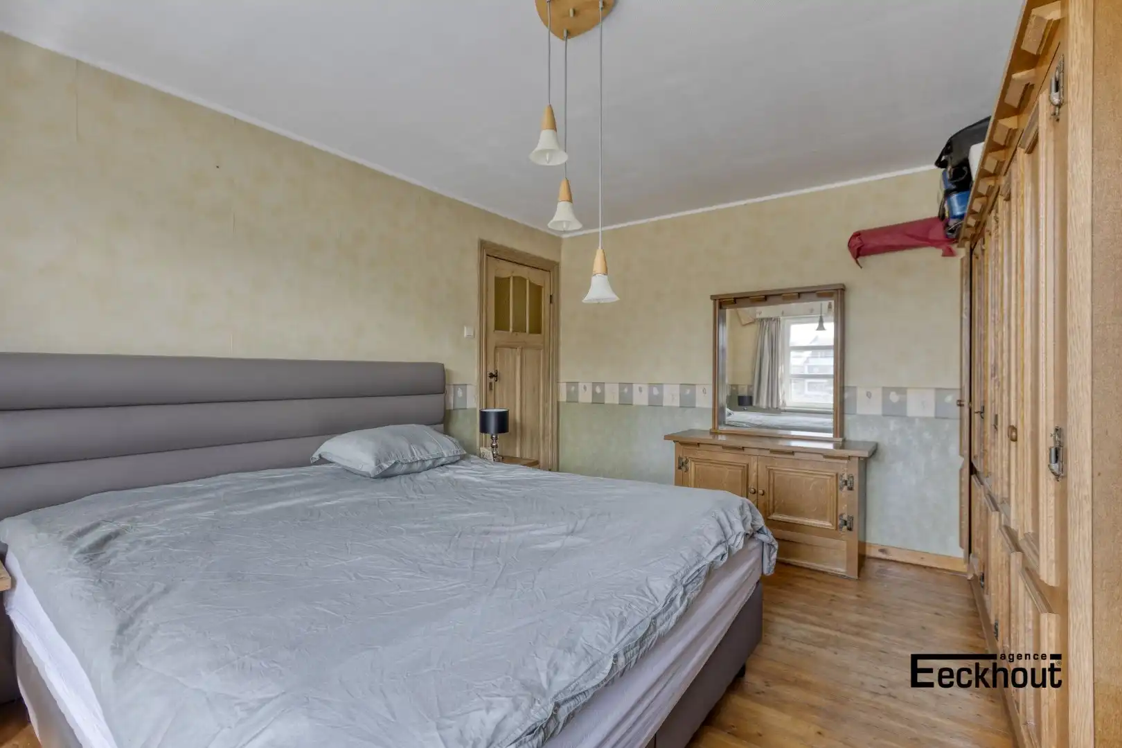 Ruime woning met diepe tuin in een rustige straat te Oostende! foto 16