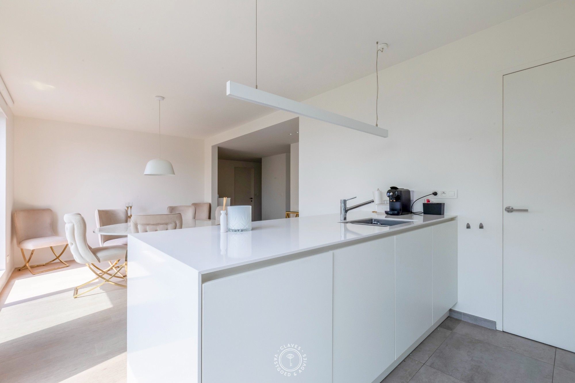 Stijlvol en lichtrijk appartement op toplocatie foto 8