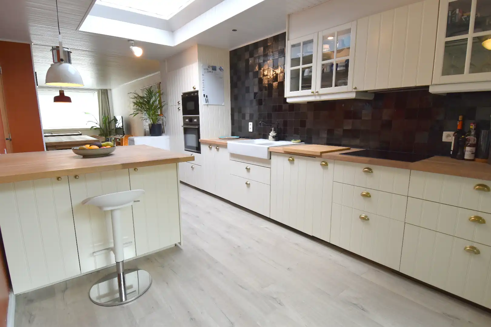 Instapklare woning met 4 slaapkamers en gezellige stadstuin te koop in hartje Kortrijk foto 3