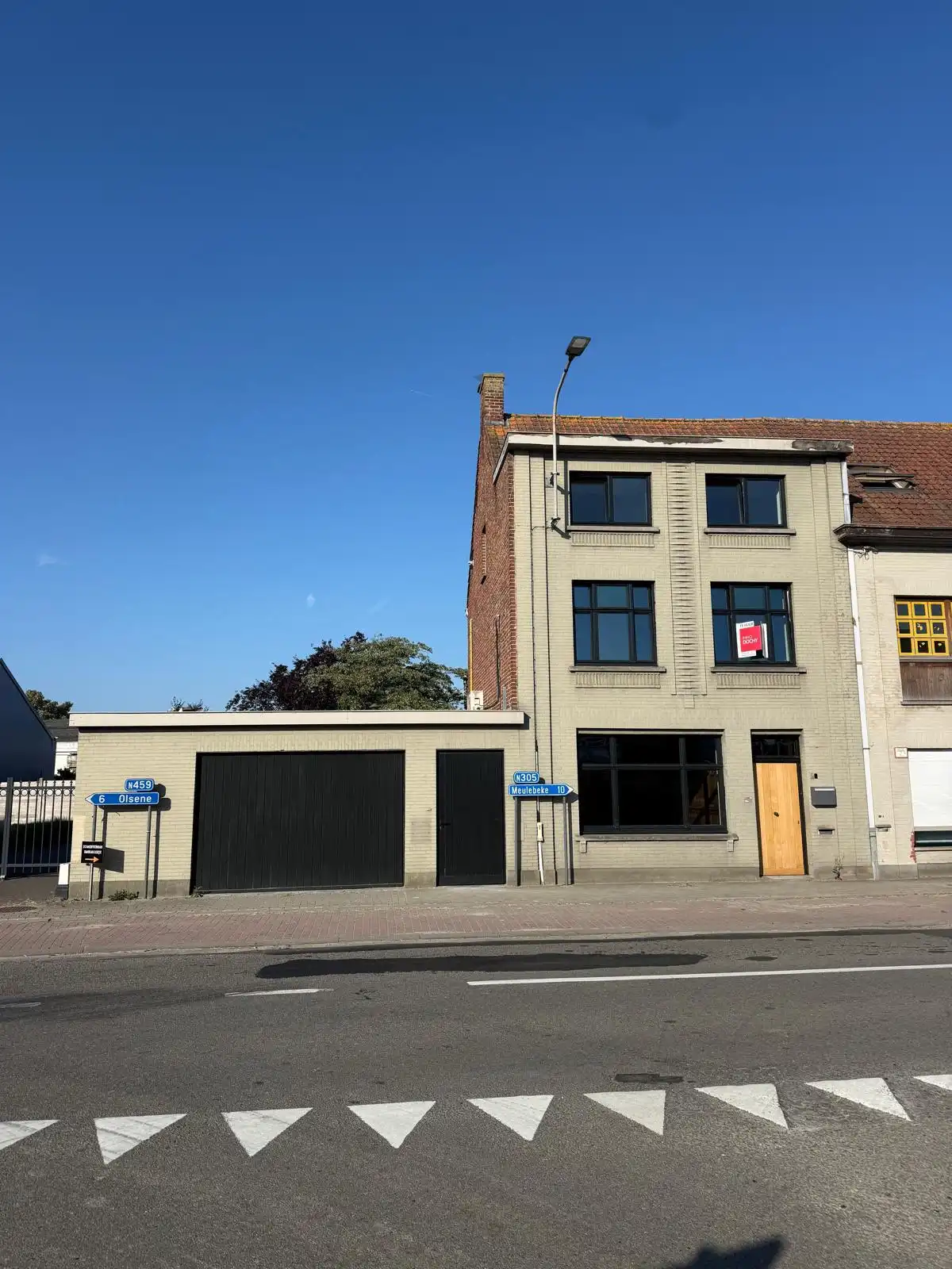 Volledig gerenovereerd herenhuis met garage | Meulebekesteenweg foto {{pictureIndex}}