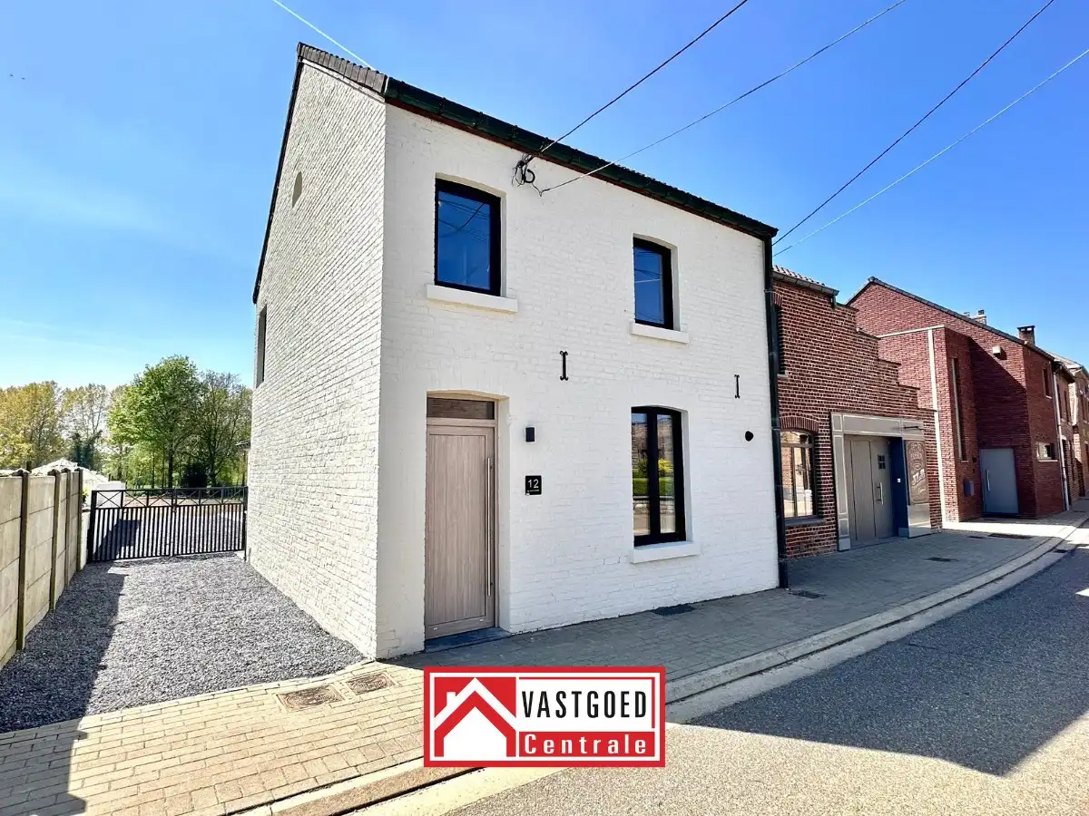 Prachtig gerenoveerde woning met 3 slaapkamers te Heers foto {{pictureIndex}}