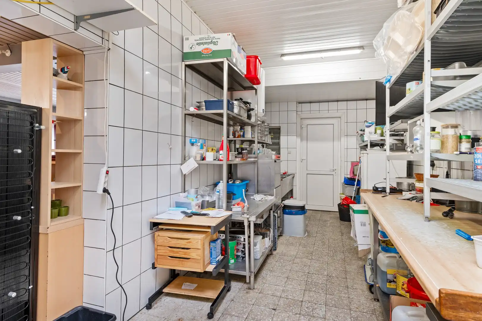 Veelzijdig handelspand met appartement en openbare parking foto 4