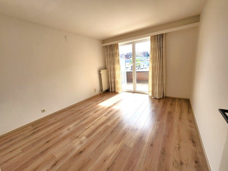 Ruim 2 slaapkamer appartement TE HUUR nabij hartje Waregem! foto 6