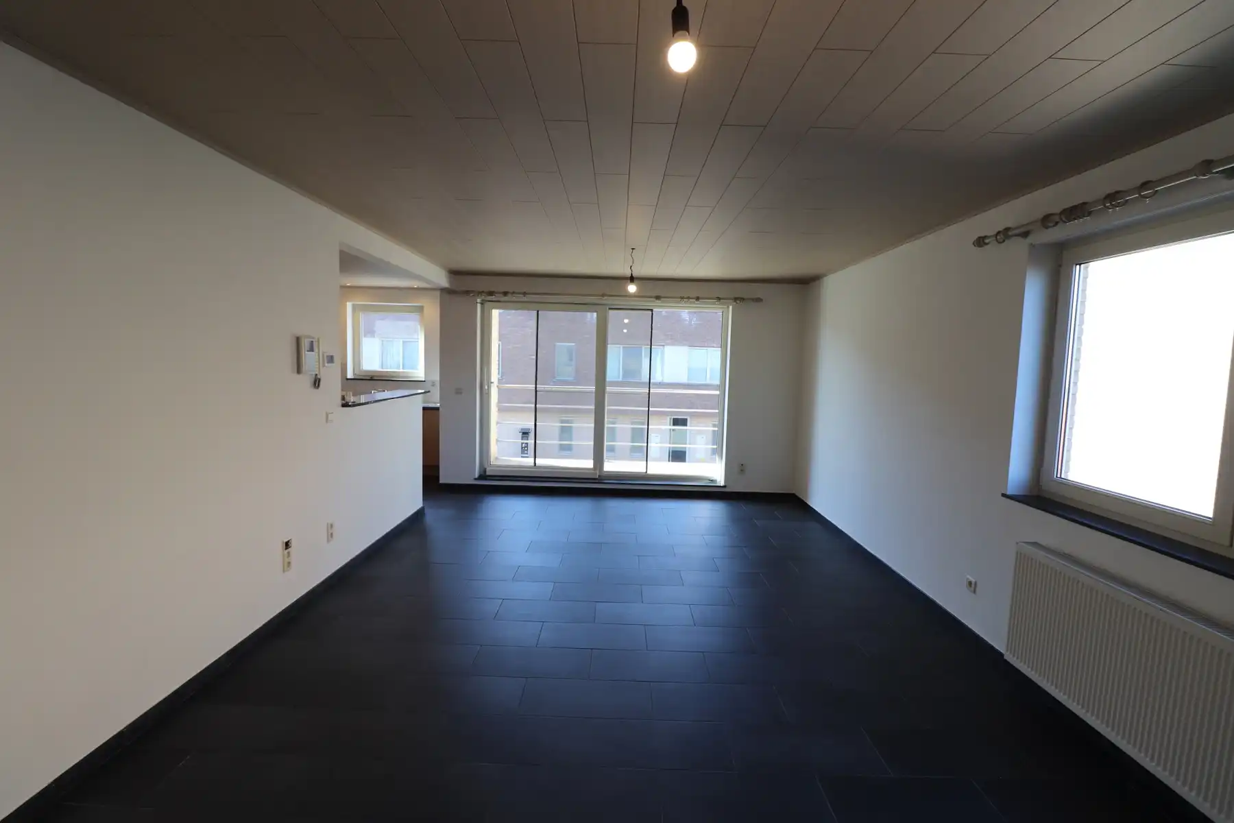 Ruim 2-slaapkamerappartement met terras en lift op de 1ste verdieping links met garage foto 3
