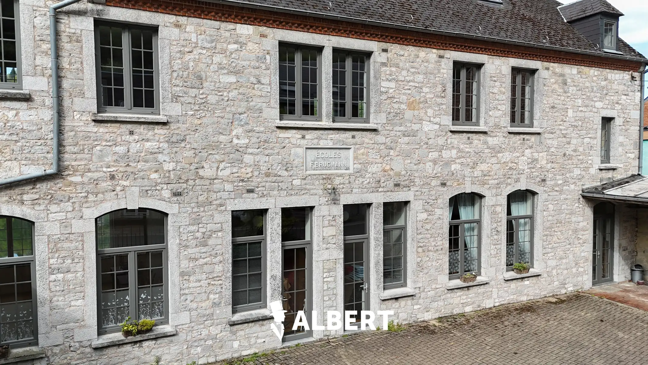 Prachtig gerenoveerde ruime woning (oude school) in Dinant! foto 13