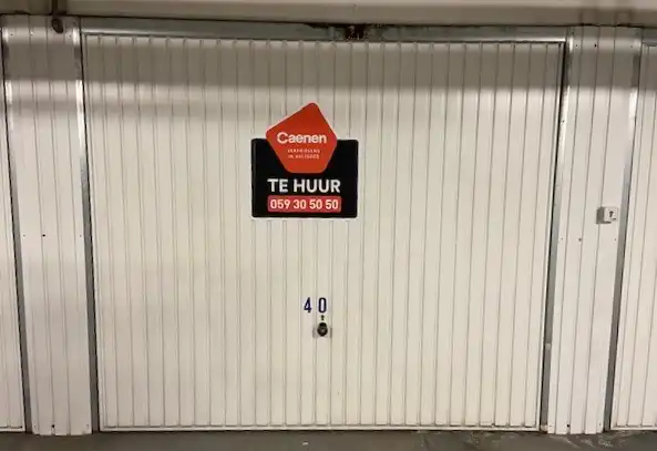 Ruime gesloten garagebox foto 4