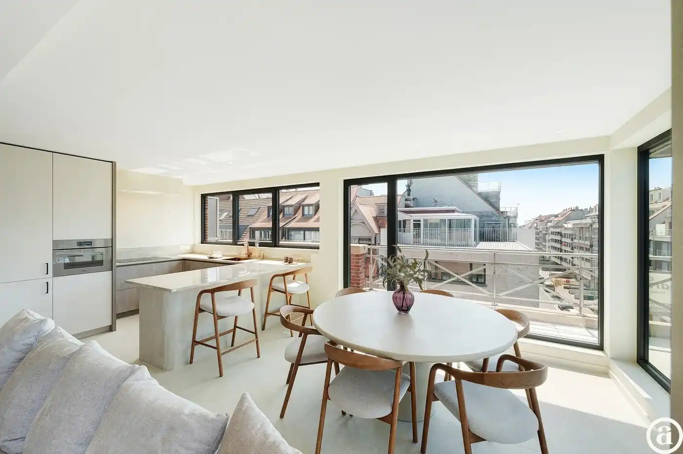 Prachtig gerenoveerd duplex hoekappartement nabij de Lippenslaan foto 3