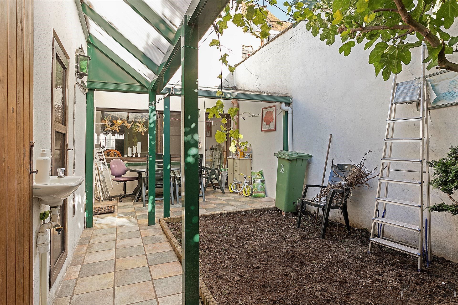 Zeer ruim huis met hoge plafonds, tuin en vier slaapkamers foto 26