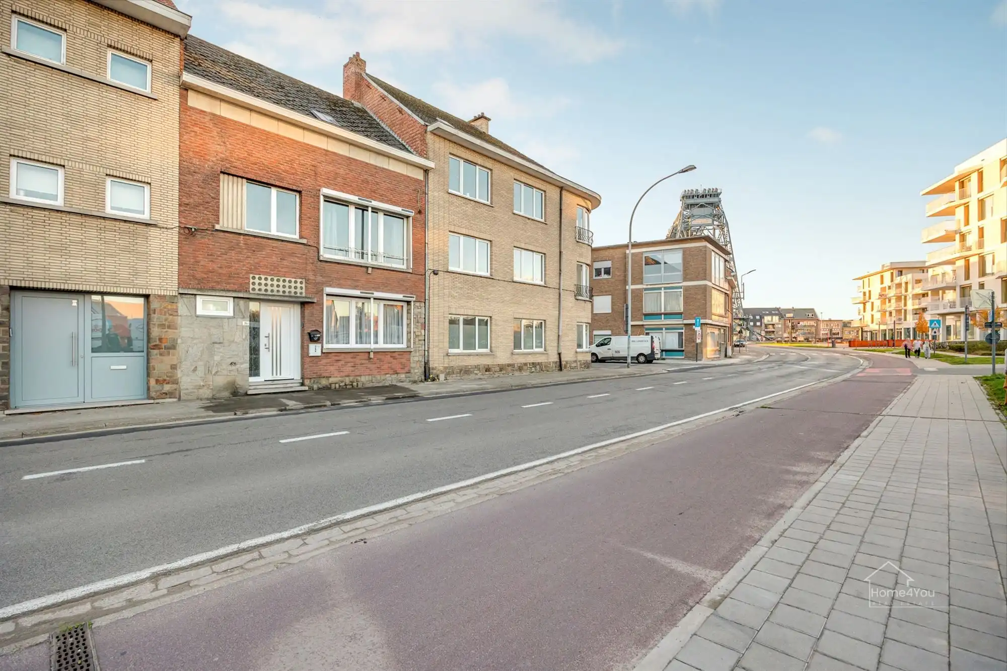 Op te frissen woning met zéér ruime extra zolder foto 2