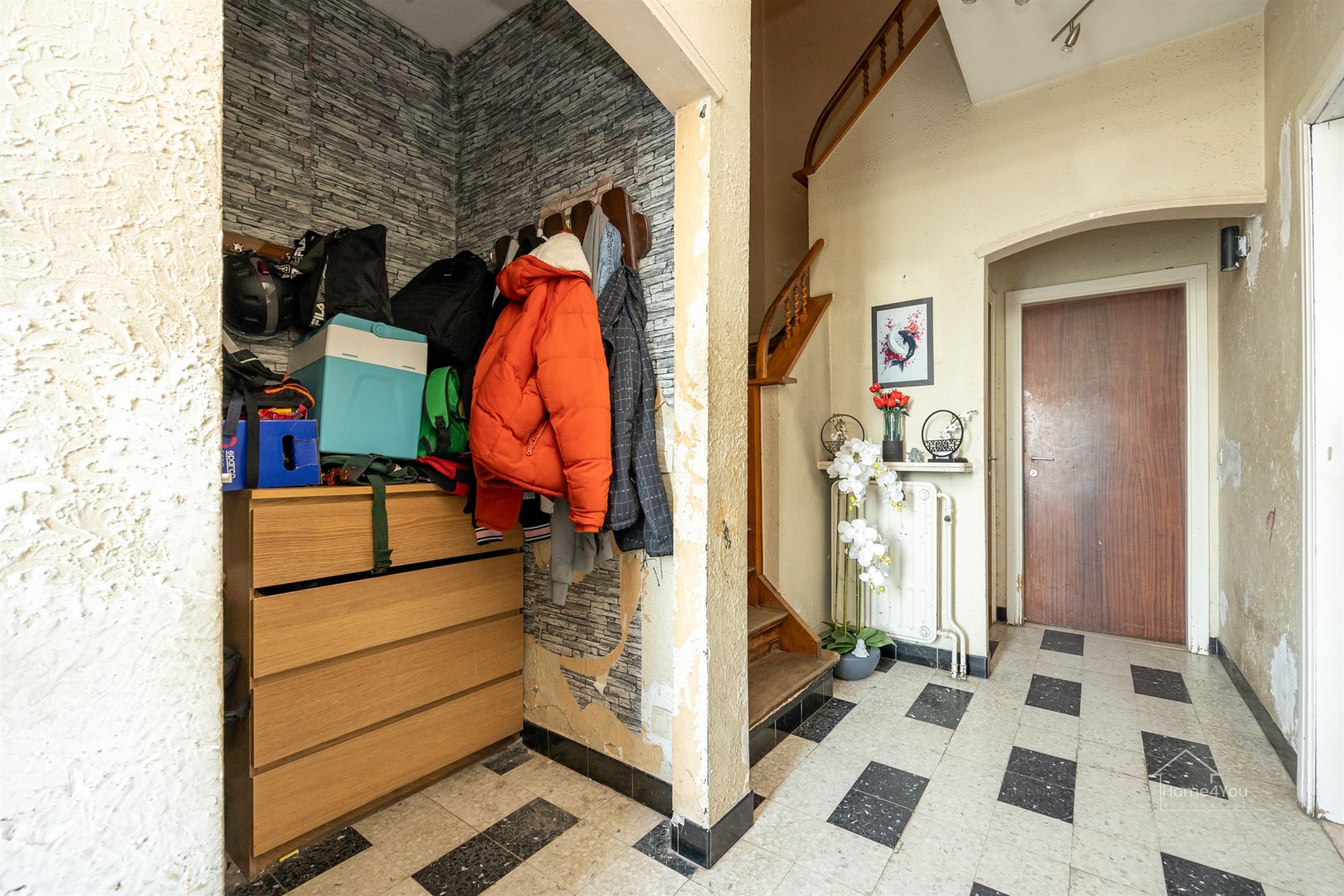 Op te frissen woning met zéér ruime extra zolder foto 2