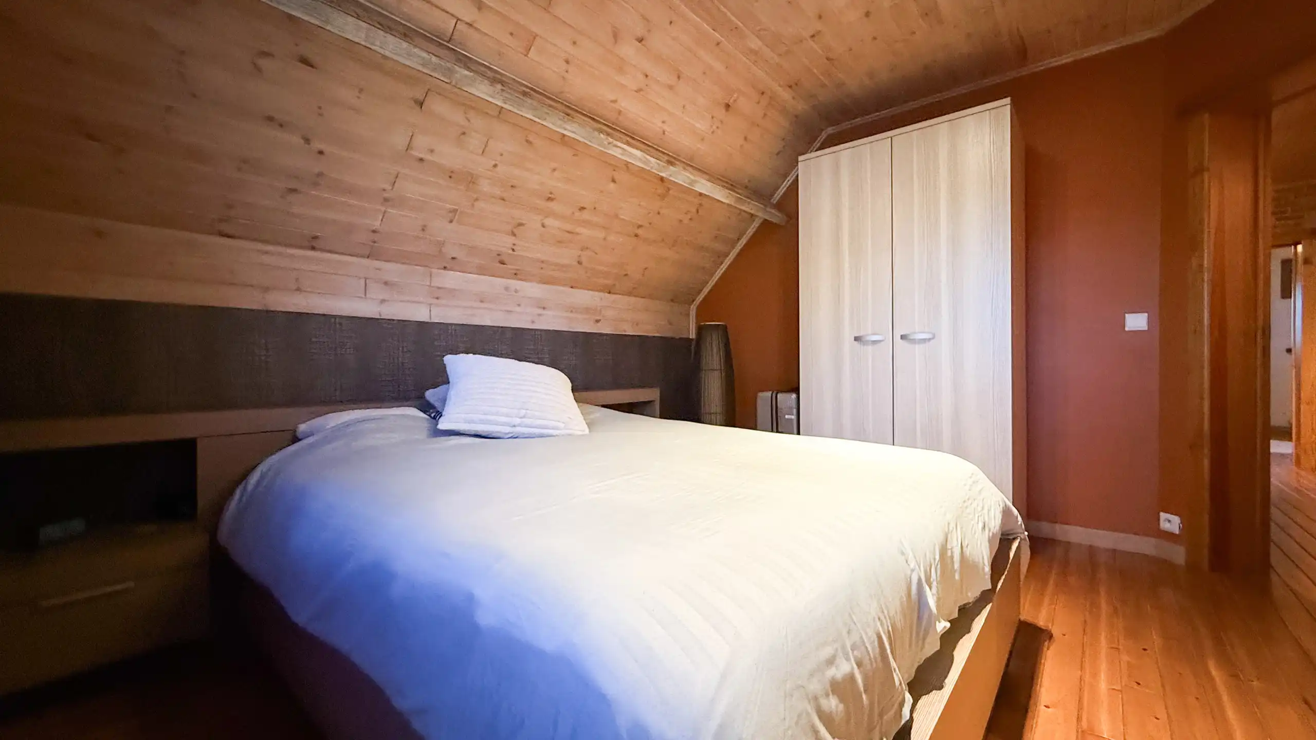 Instapklare gezinswoning met 5slpks, dubbele garage en tuin! foto 34