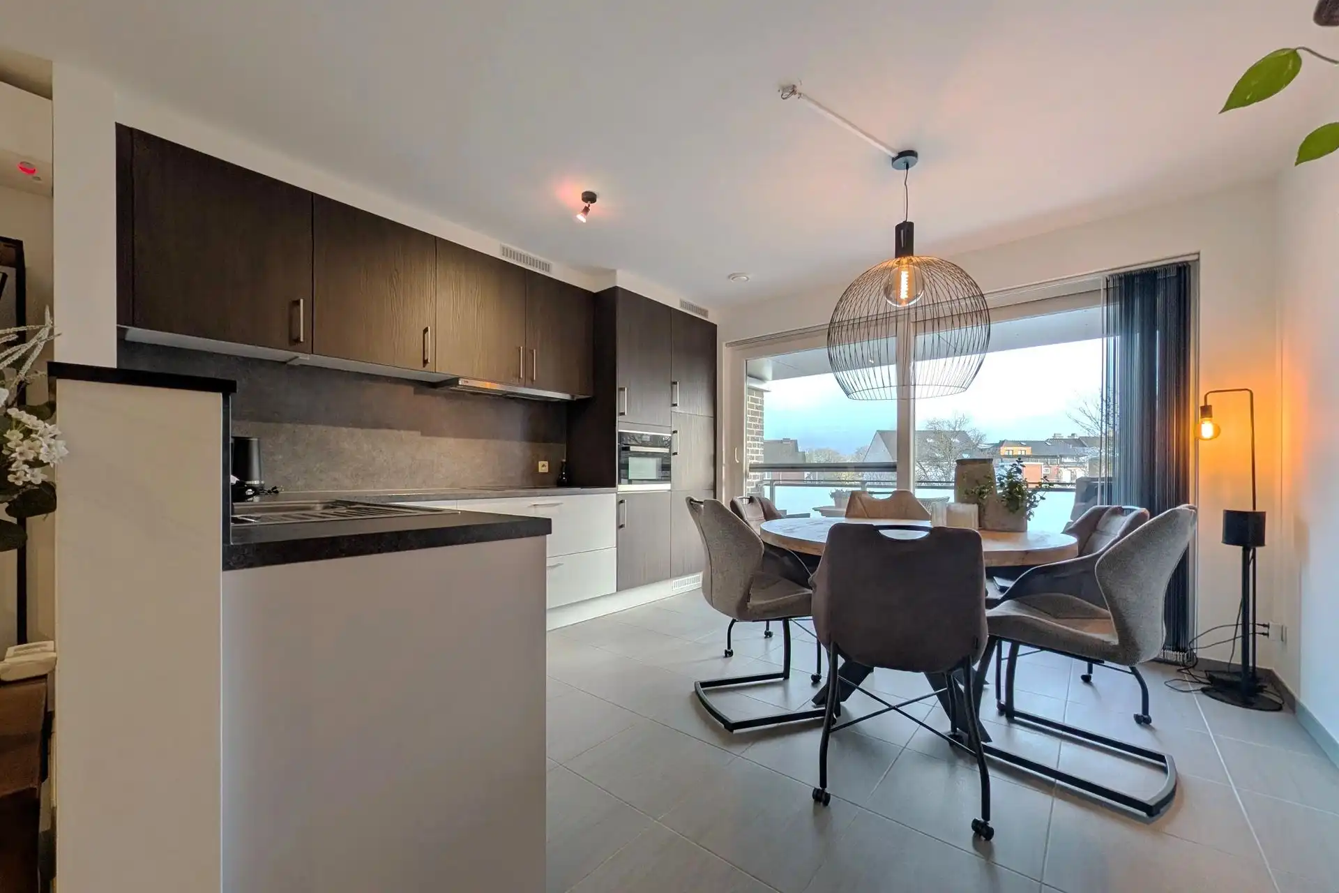 Energiezuinige en recente woning (143m²) met 3 slaapkamers te Veldwezelt (Lanaken) en nabij Maastricht (NL) foto {{pictureIndex}}