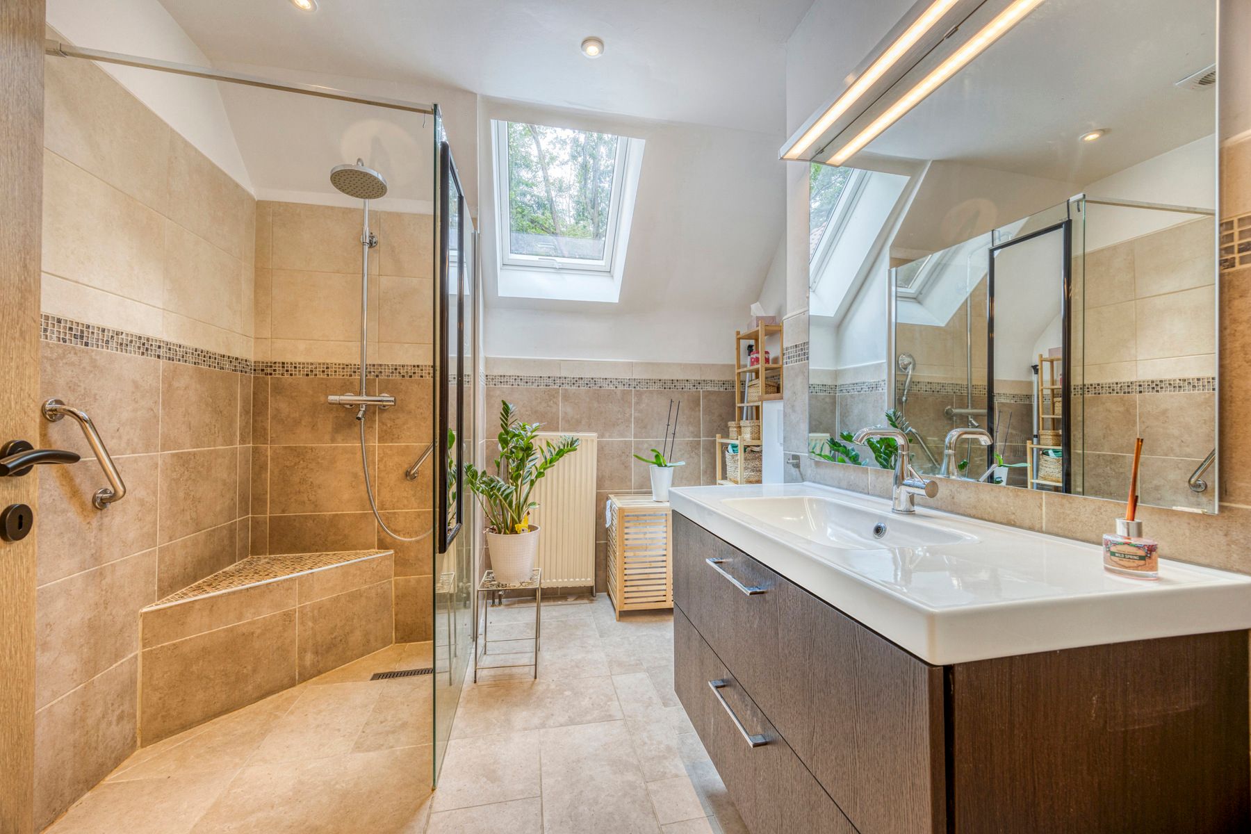 Zeer ruime gerenoveerde woning (± 398 m²) op een perceel van ± 60 are in het prestigieuze Bois de Strihoux foto 15