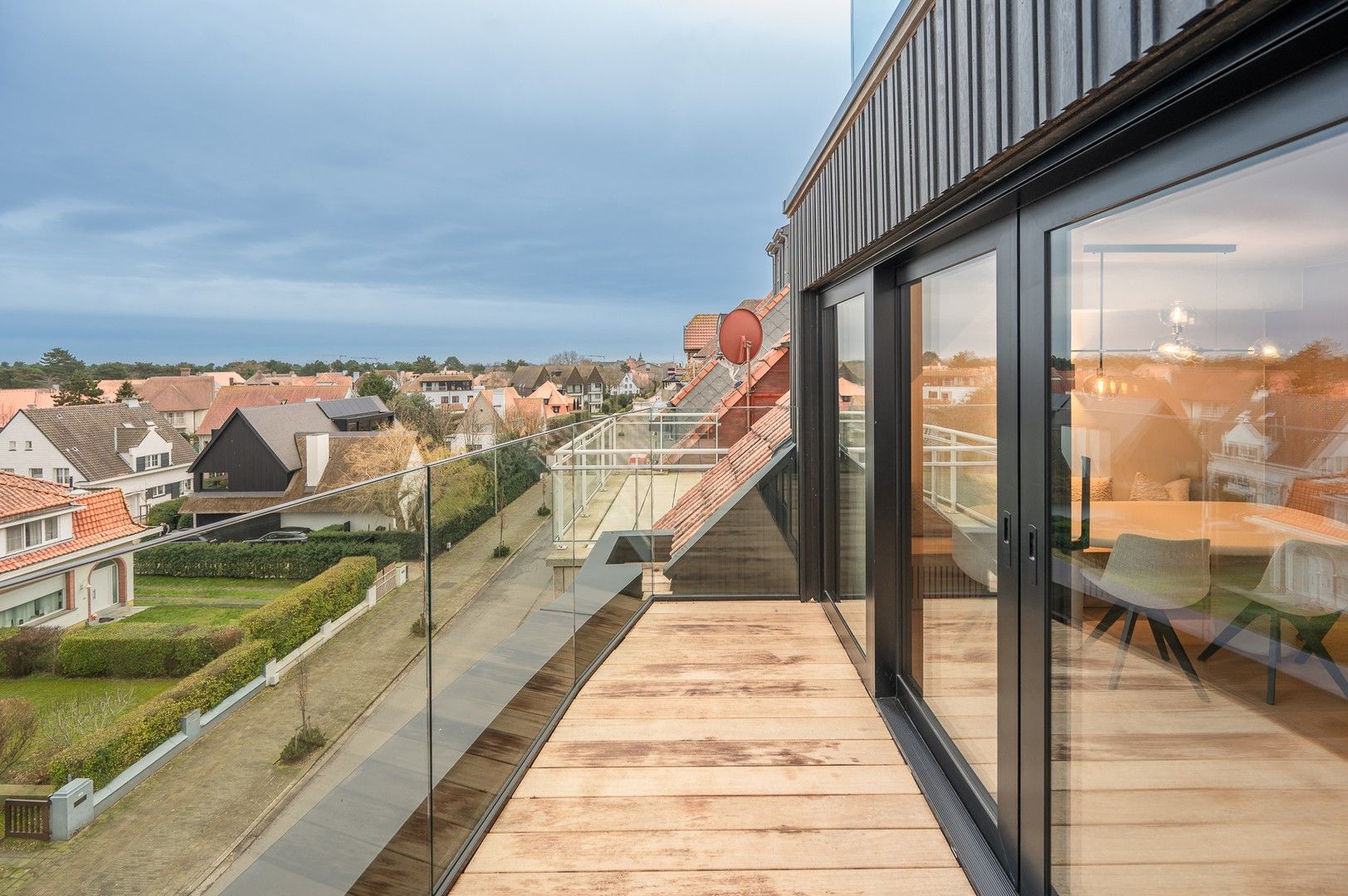 Prachtig gerenoveerd penthouse appartement heel goed gelegen vlakbij de zee en de winkels. foto {{pictureIndex}}