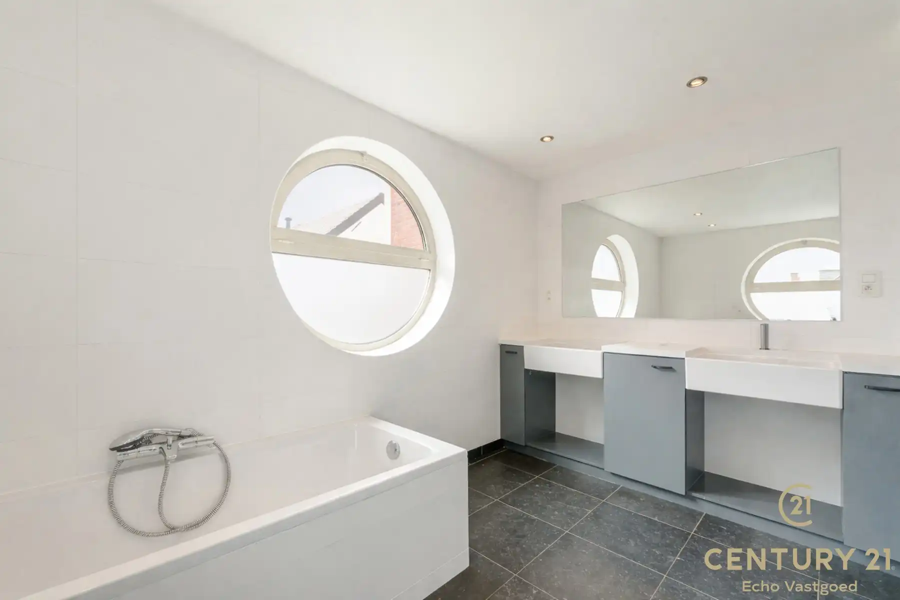 Charmante woonst met 5 slpk, tuintje, bijhuis en zwemvijver  foto 25