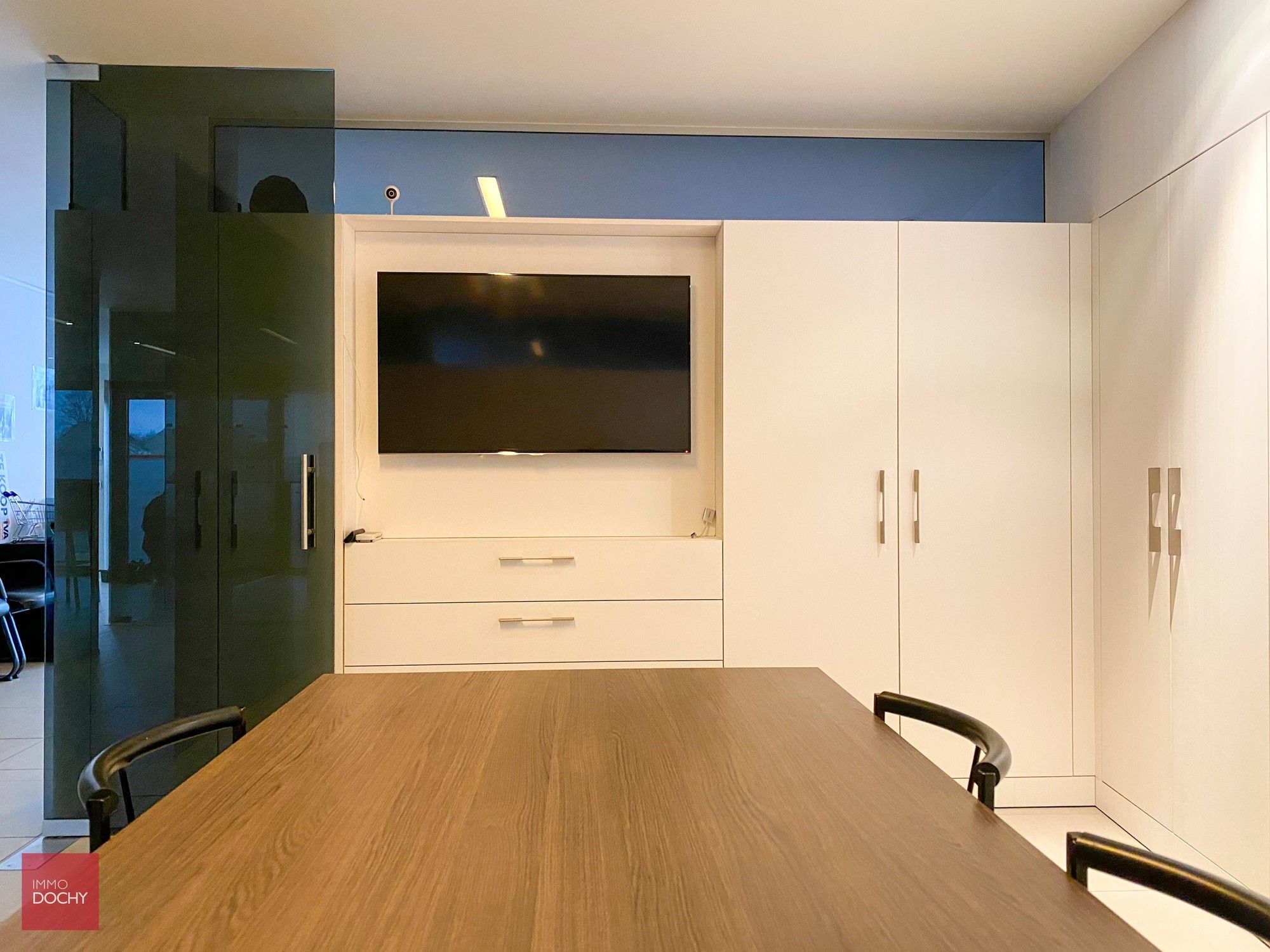 Heel goed gelegen handelspand / instapklare kantoren met private parking | Beverestraat foto 4