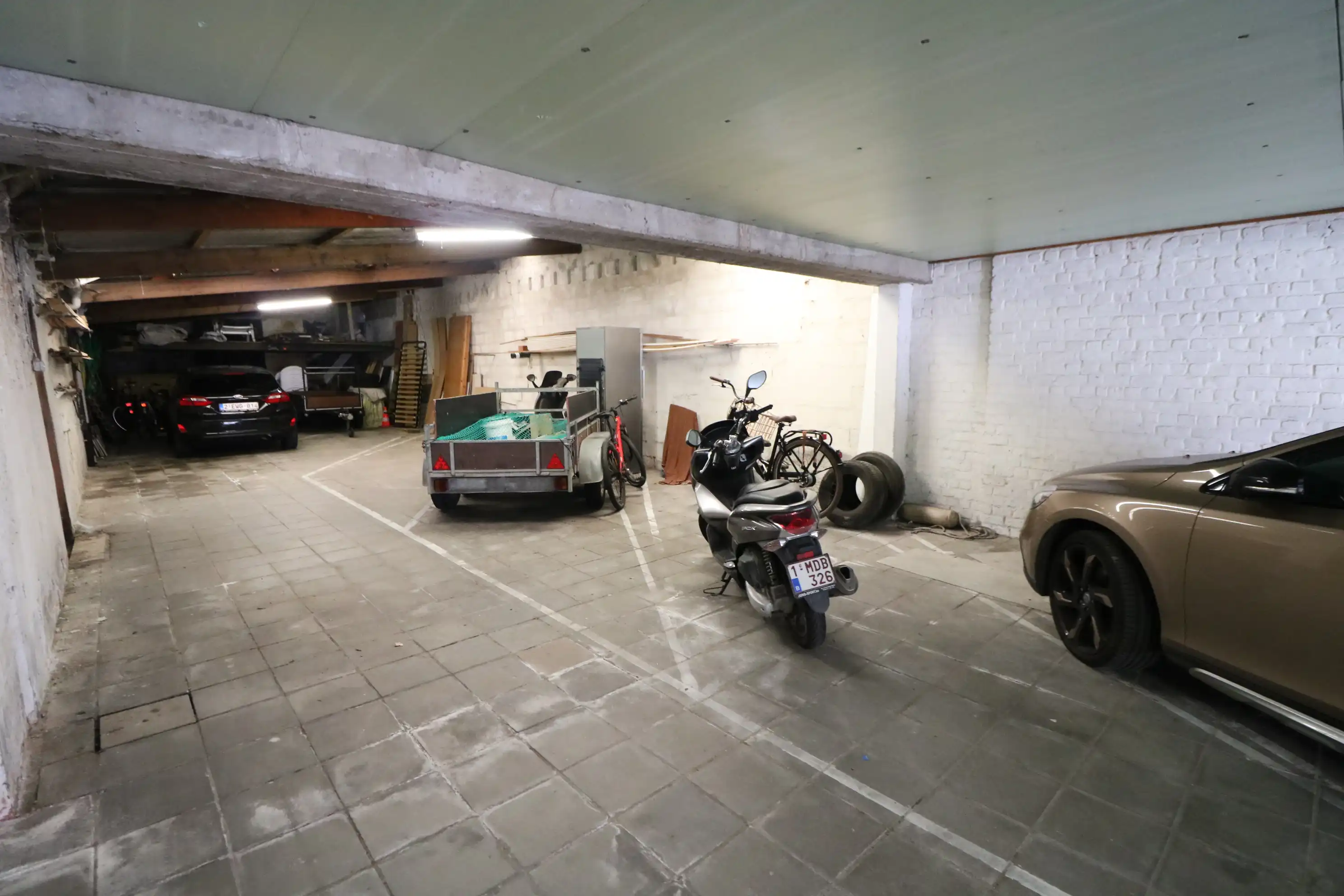  Zeer ruime woning met 5 slaapkamers, garages (8 wagens) en werkplaats. foto 23