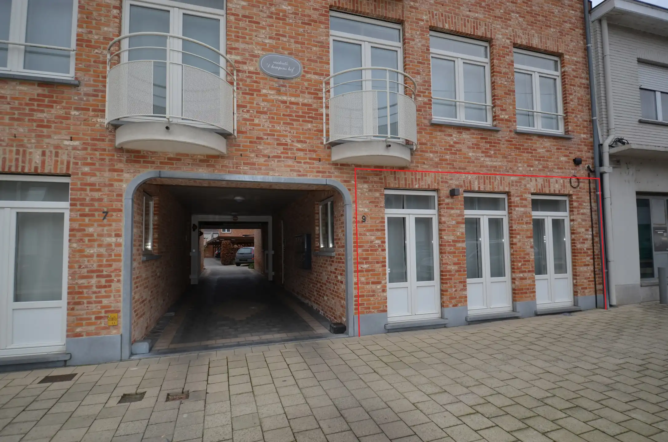 Gelijkvloers appartement met 2 slaapkamers foto {{pictureIndex}}