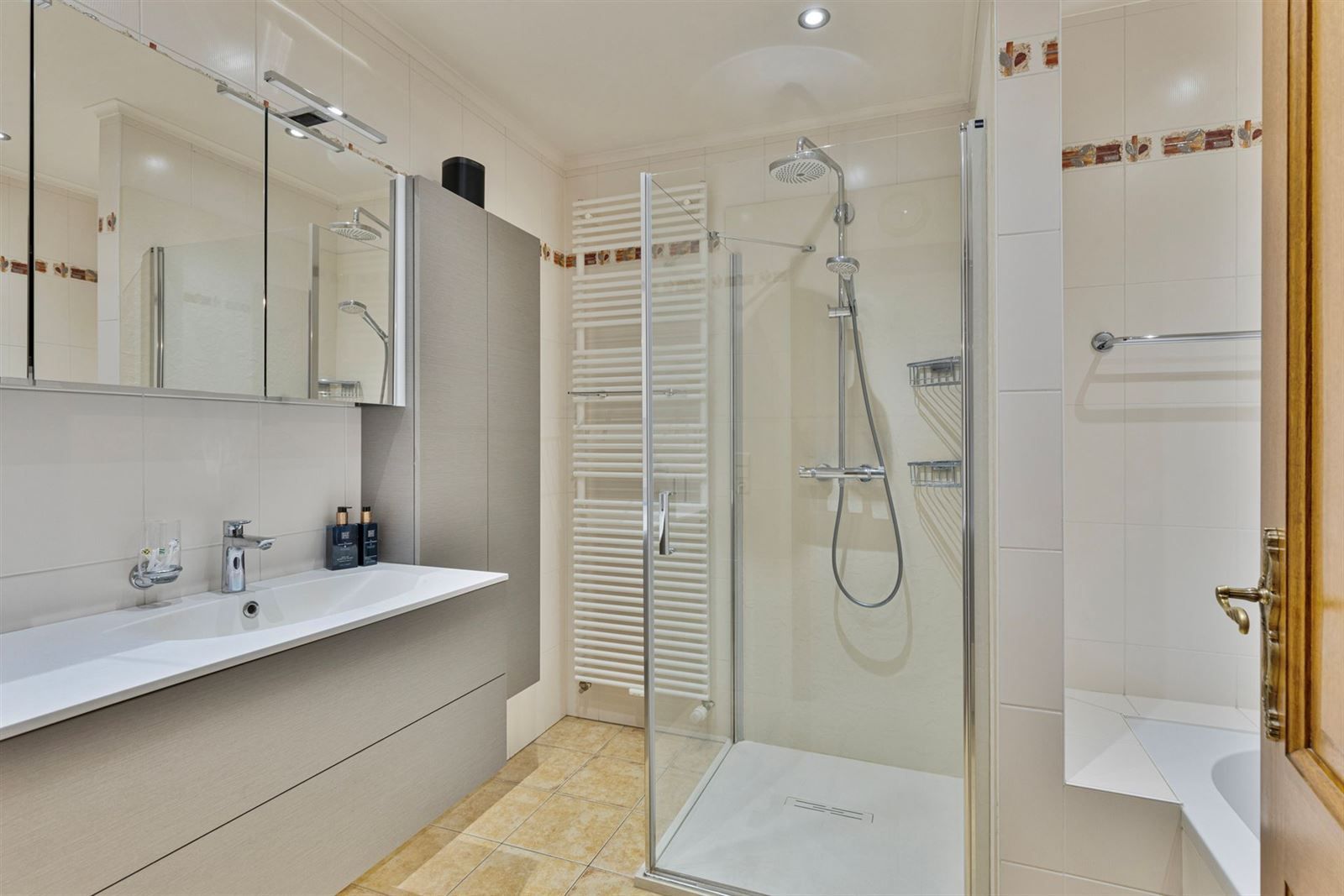 Ruime 3 gevel met 4 slaapkamers foto 17