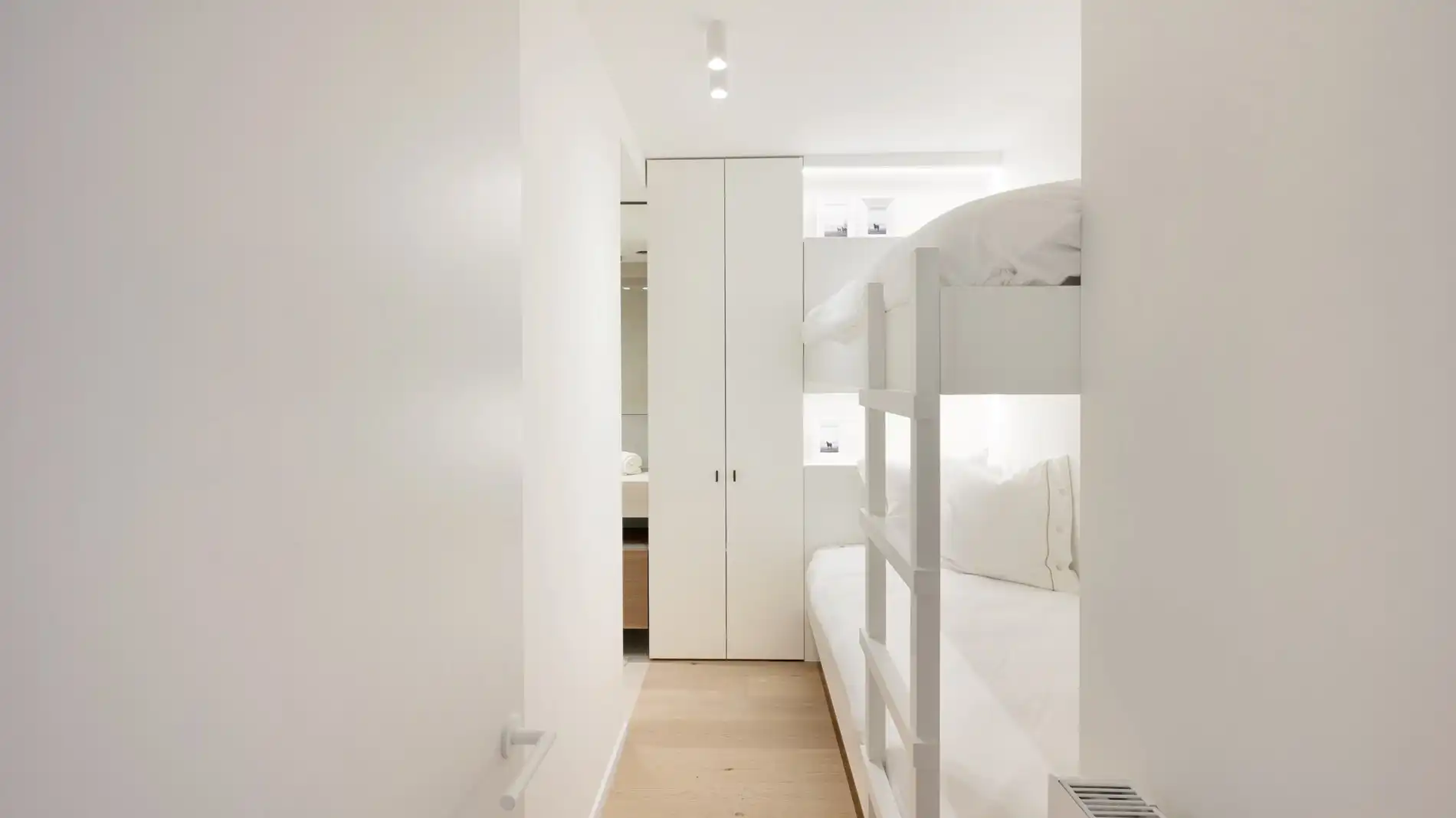 Centraal gelegen, volledig gerenoveerd appartement met drie slaapkamers. foto 18