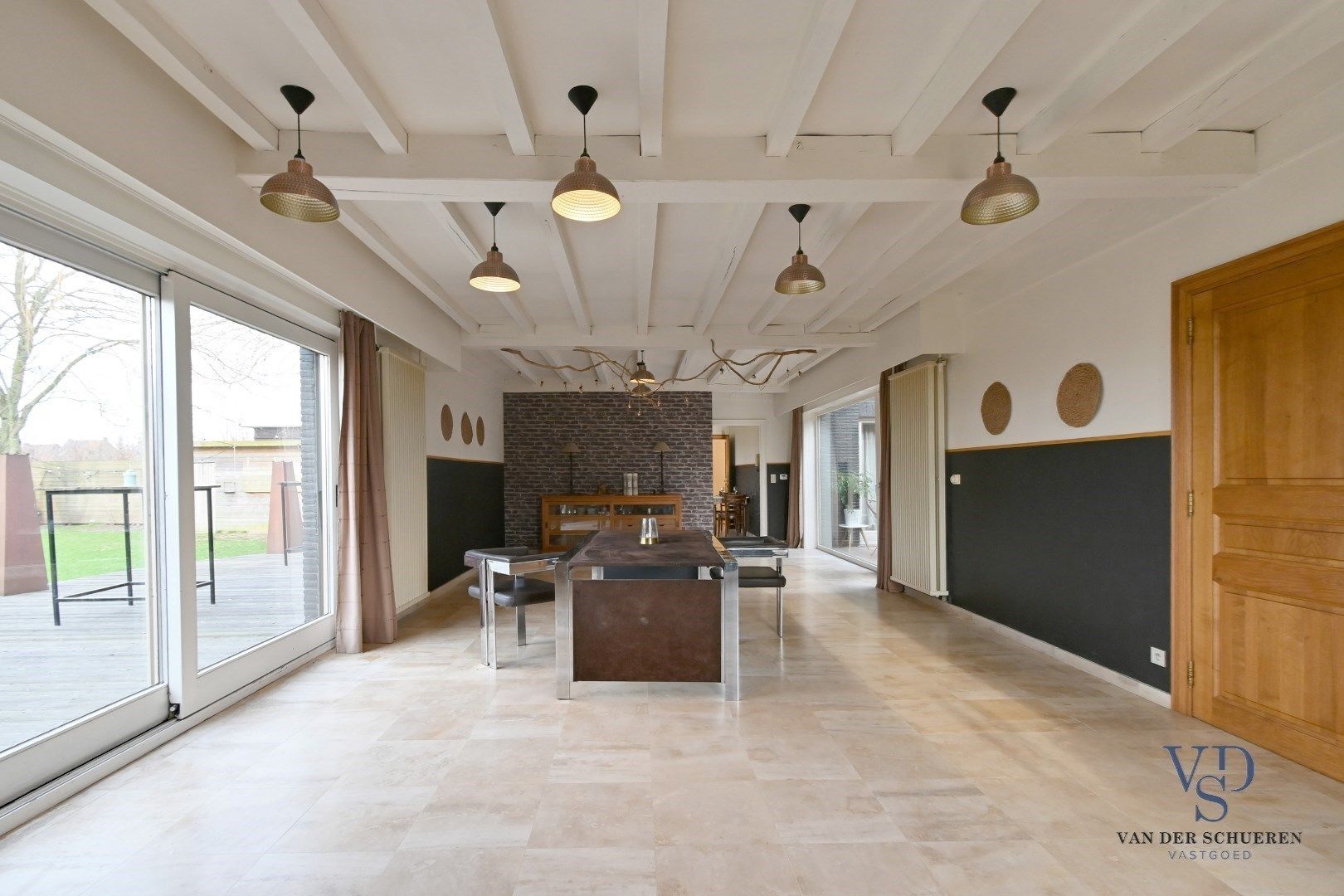 Ruime bungalow met bijgebouwen in Meilegem. foto 4