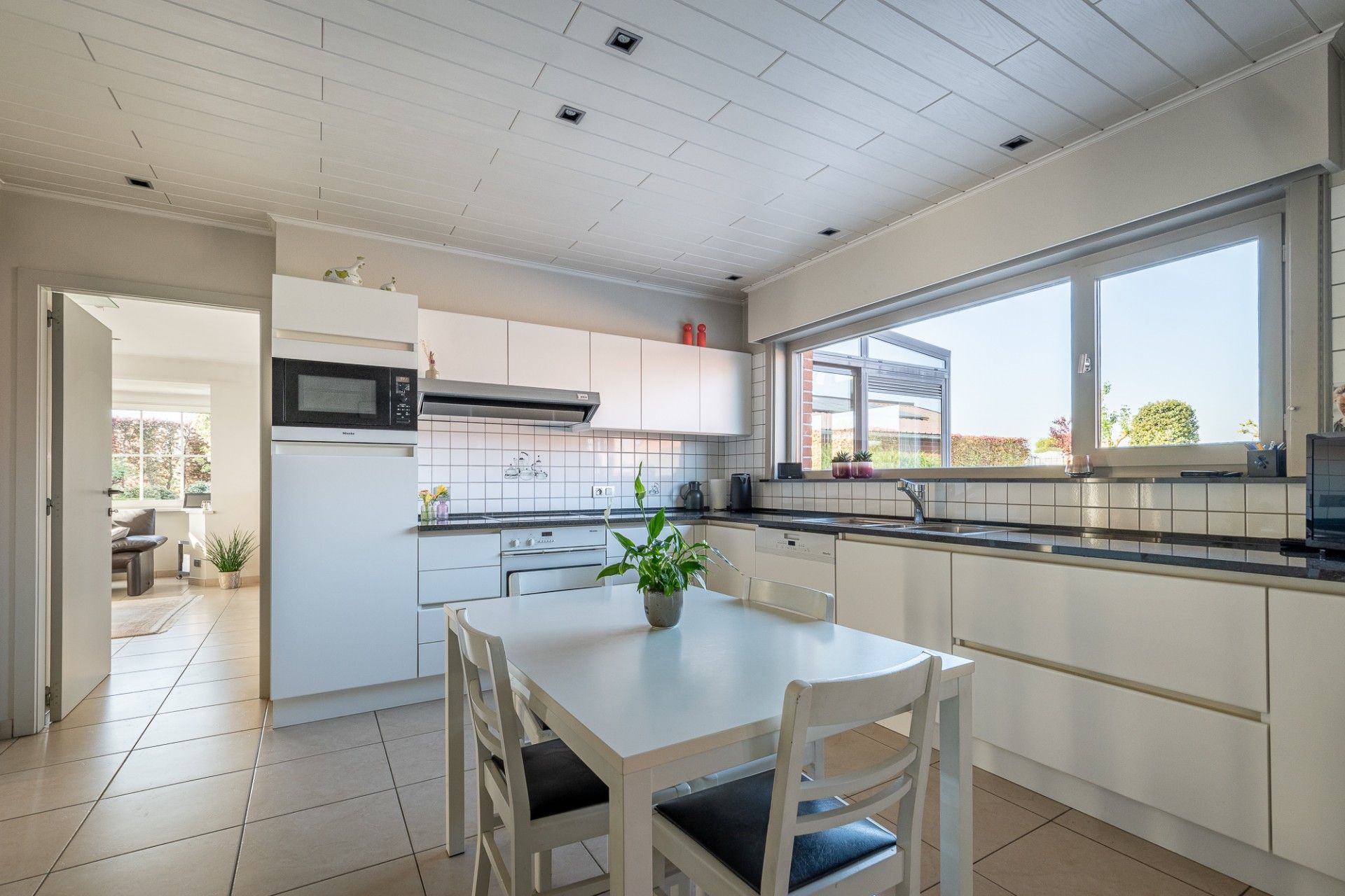 Rustig gelegen, ruime woning met magazijn foto 10