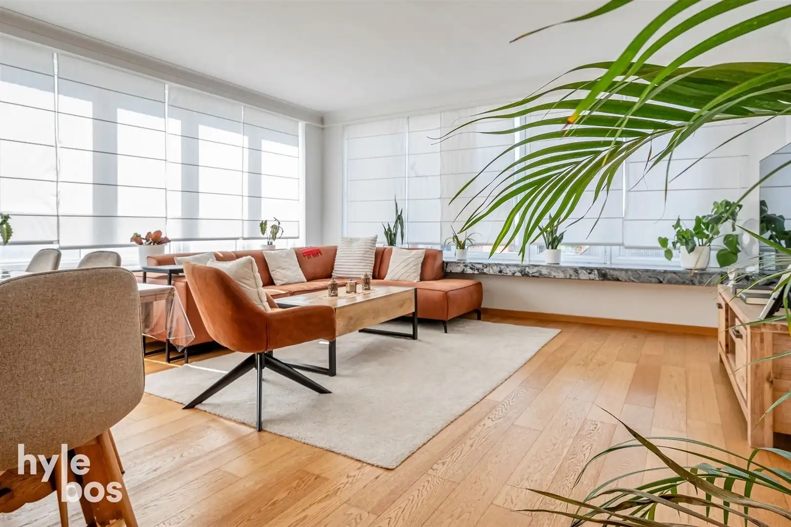 Instapklaar 2 slaapkamer appartement met garage foto {{pictureIndex}}