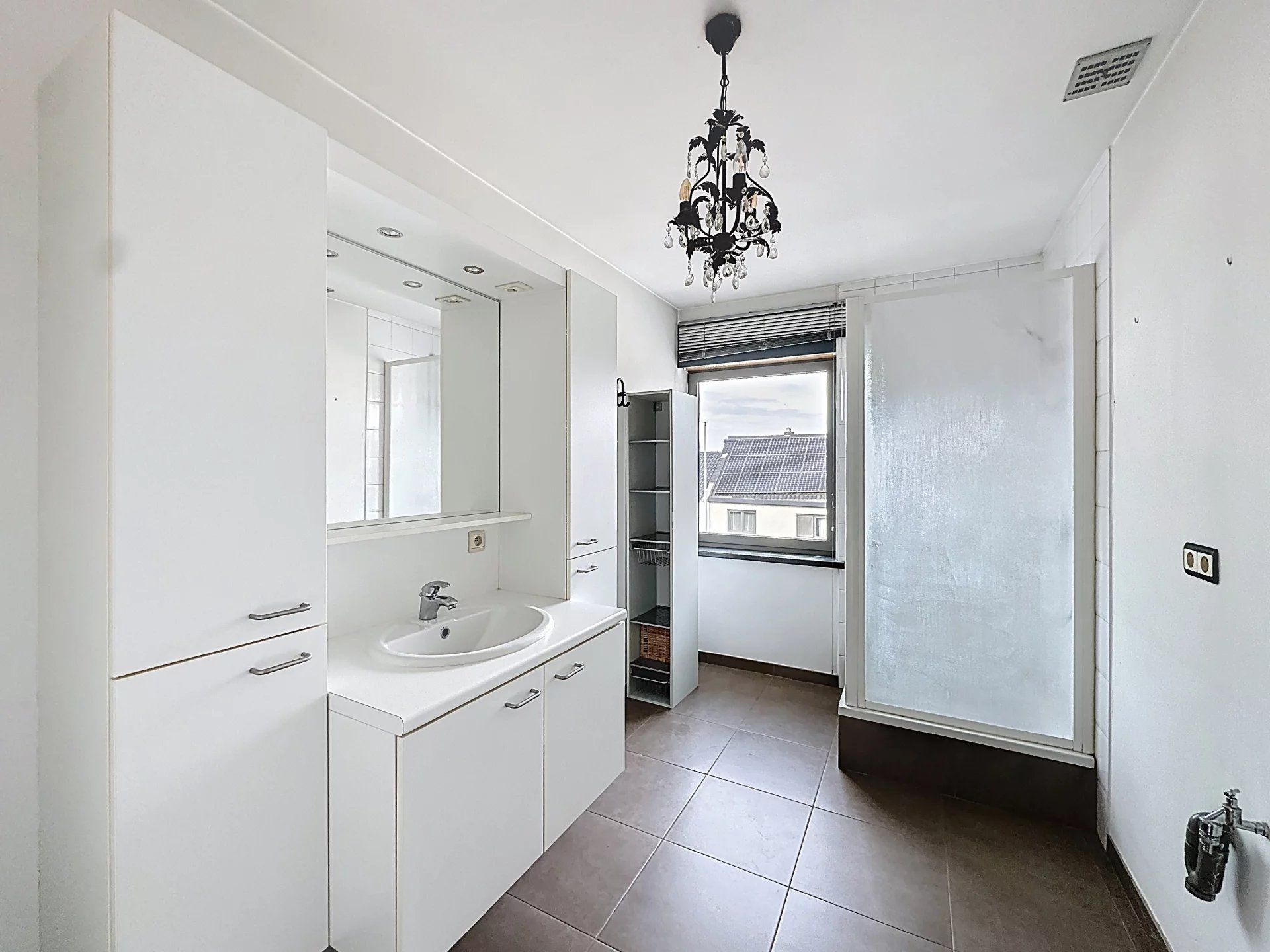 Ruim appartement met 2 slaapkamers, terras en overdekte staanplaats. foto 6