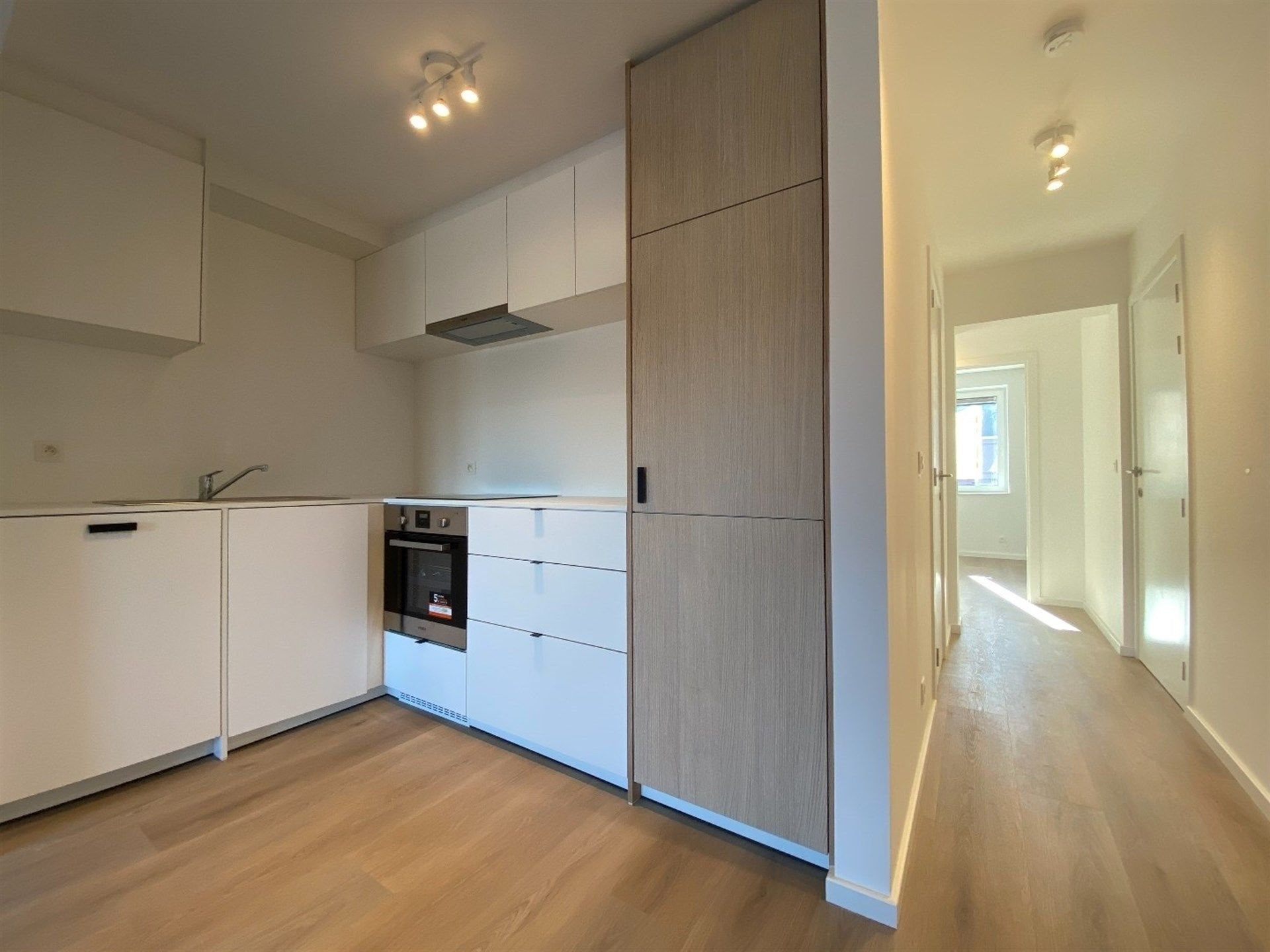 Totaal gerenoveerd, energiezuinige 2 slaapkamer appartement met terras. foto {{pictureIndex}}