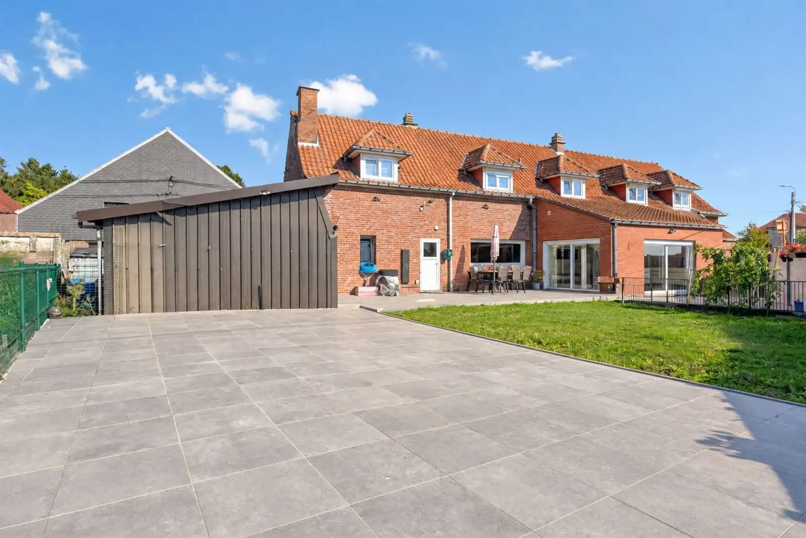 Zeer ruime woning met mogelijkheden privé/beroep foto {{pictureIndex}}