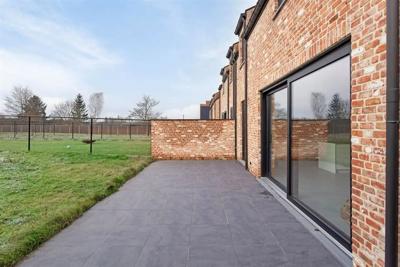 Instapklare nieuwbouwwoning op ruim perceel met 3 slk foto 5