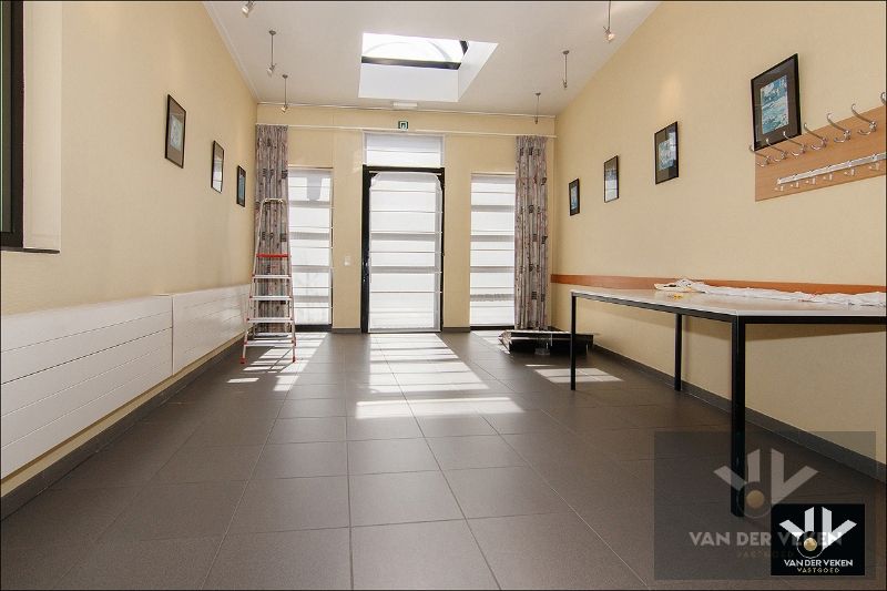 Opbrengsteigendom bestaande uit twee handelsgelijkvloersen (feestzaal/dienstencentrum en een kantoorruimte) en een duplexappartement op interessante zichtlocatie in het centrum van Paal (Beringen), op een steenworp van het op- en afrittencomplex van de autosnelweg E313! foto 8