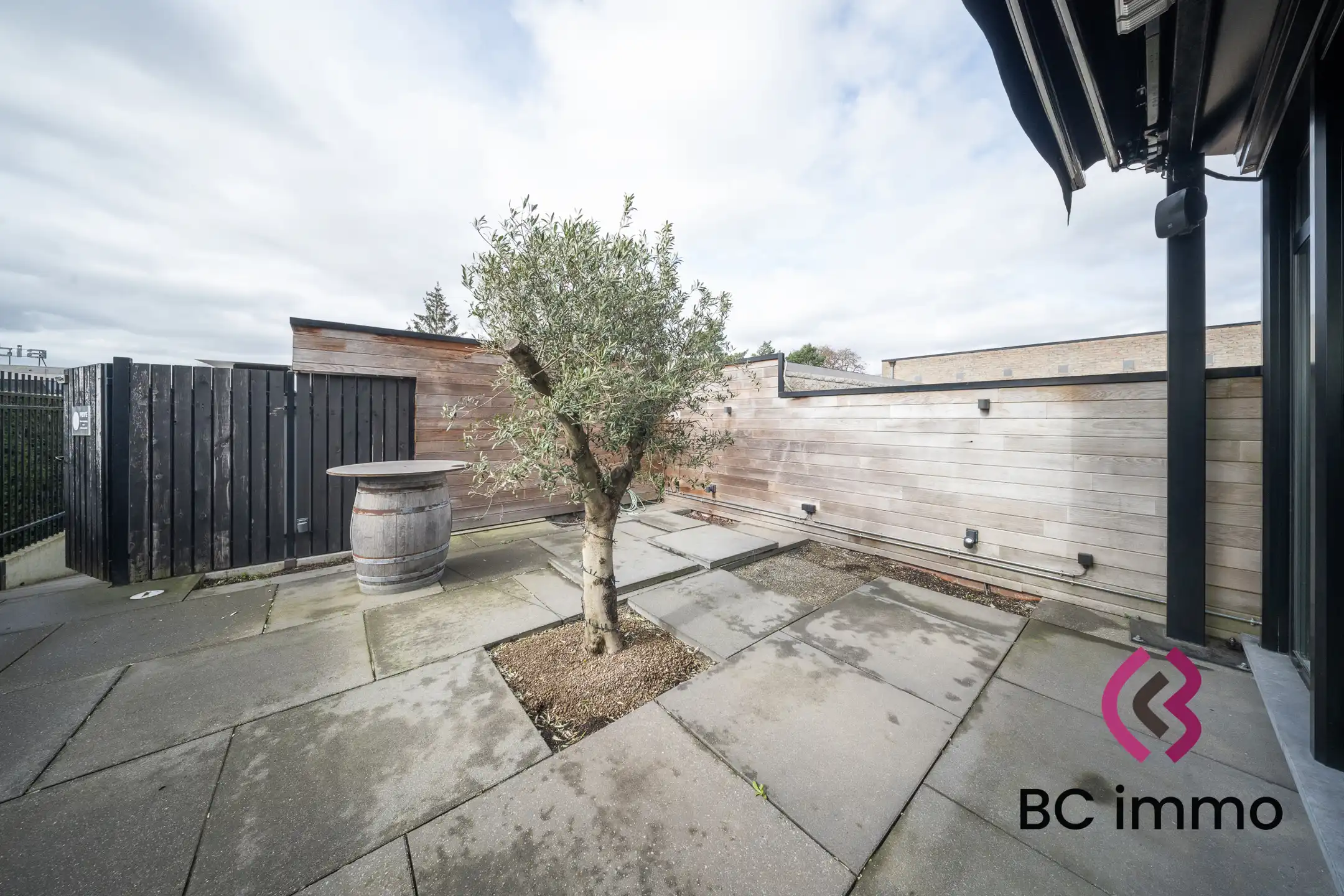 Verhuurde horecazaak met professionele keuken, tuin en ruime bijbouw te koop in Genk foto 7