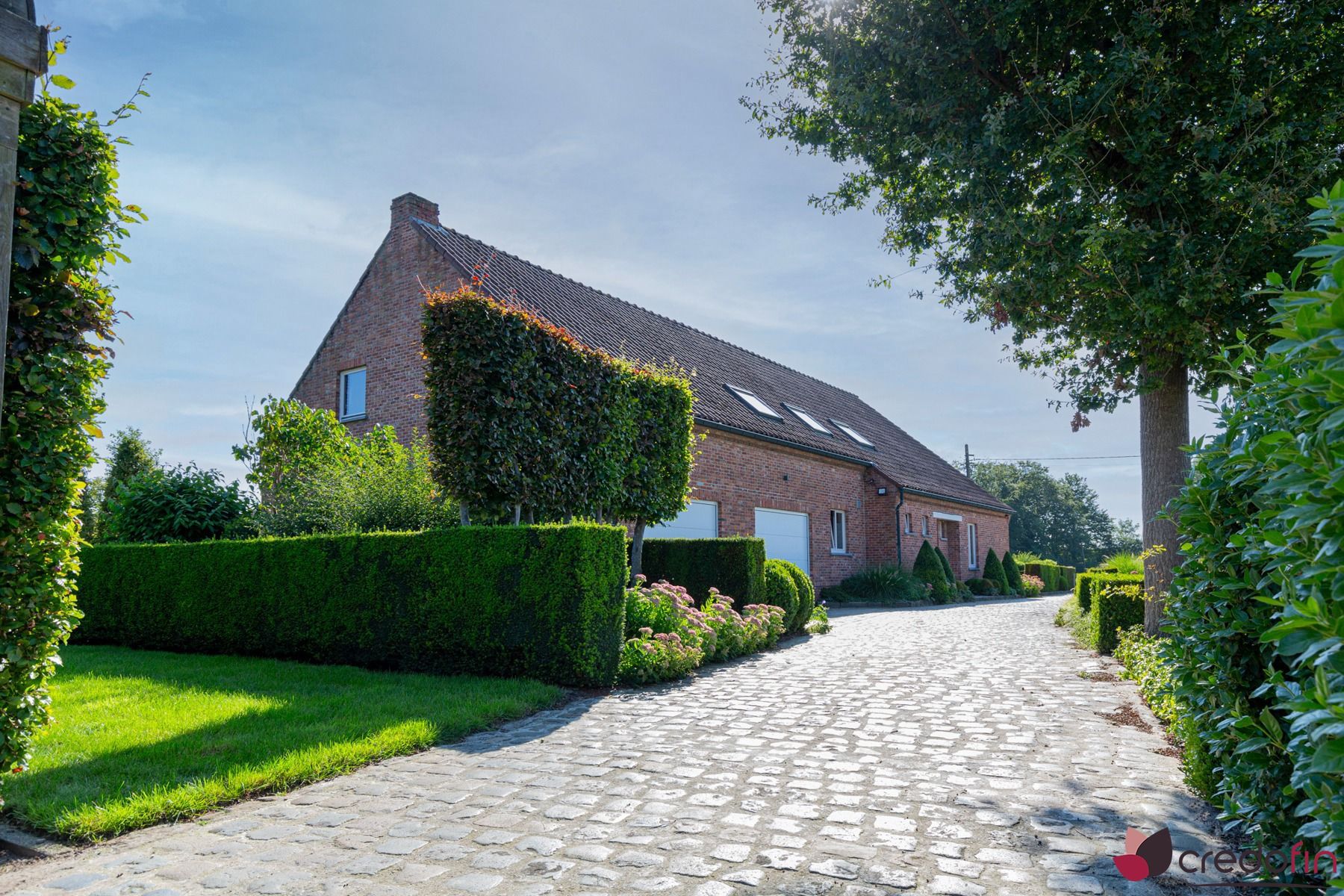 Ruime woning met 4 slaapkamers, bureau en dubbele garage foto 2