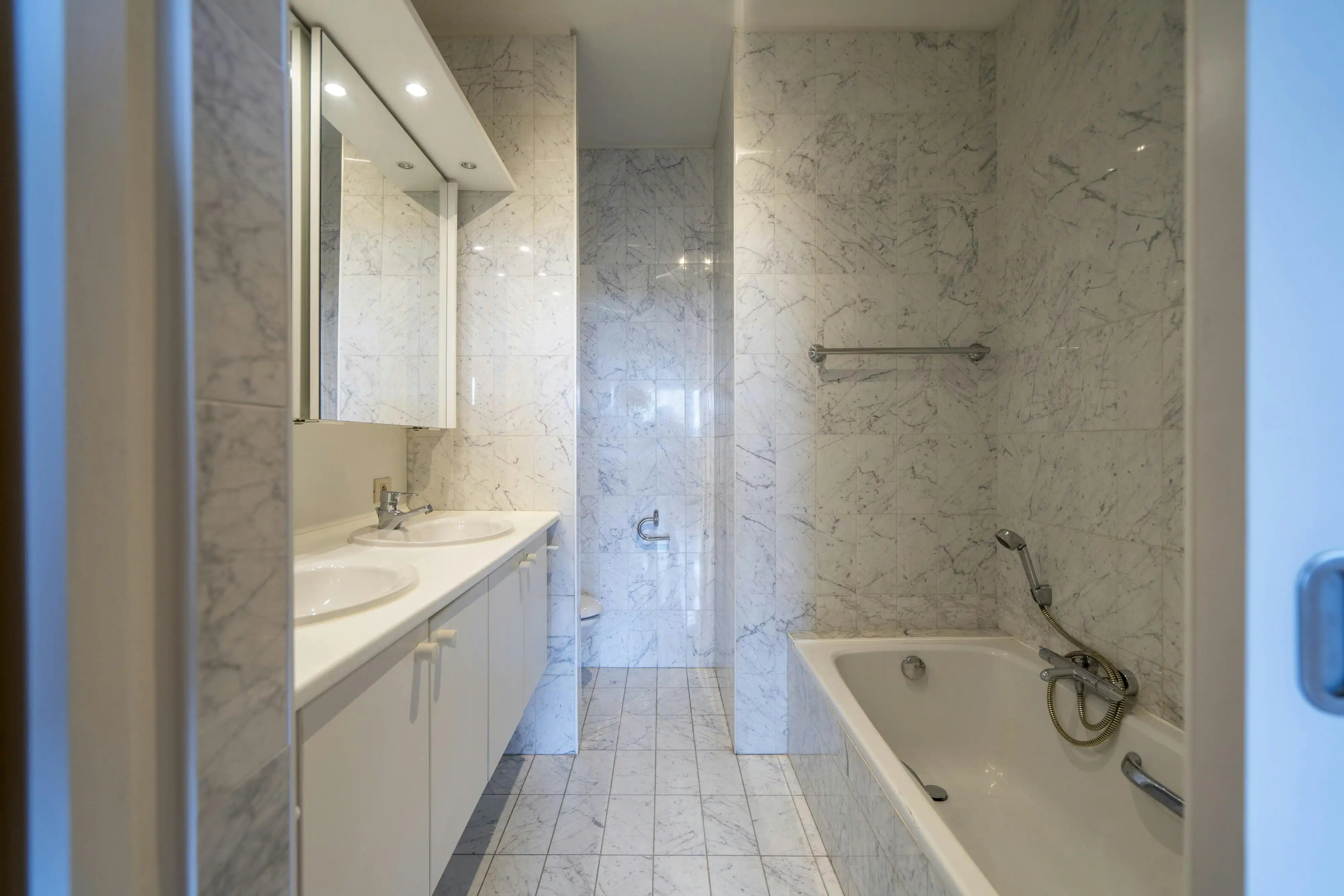 Ruim en lichtrijk appartement te koop nabij centrum Kortrijk foto 9