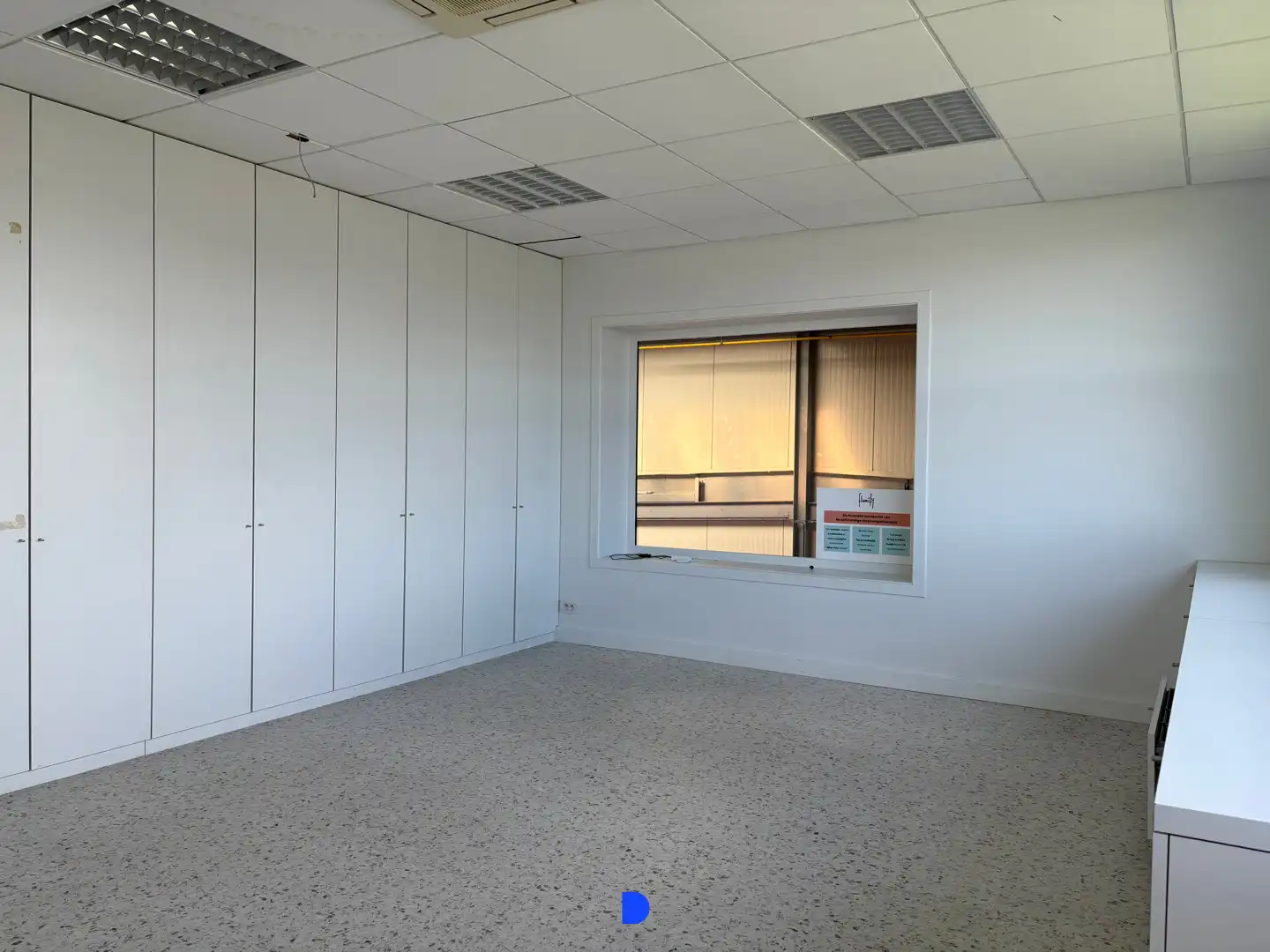 Bedrijfsgebouw op uitstekende zichtlocatie langs de Ring (R32) te Roeselare. foto 9