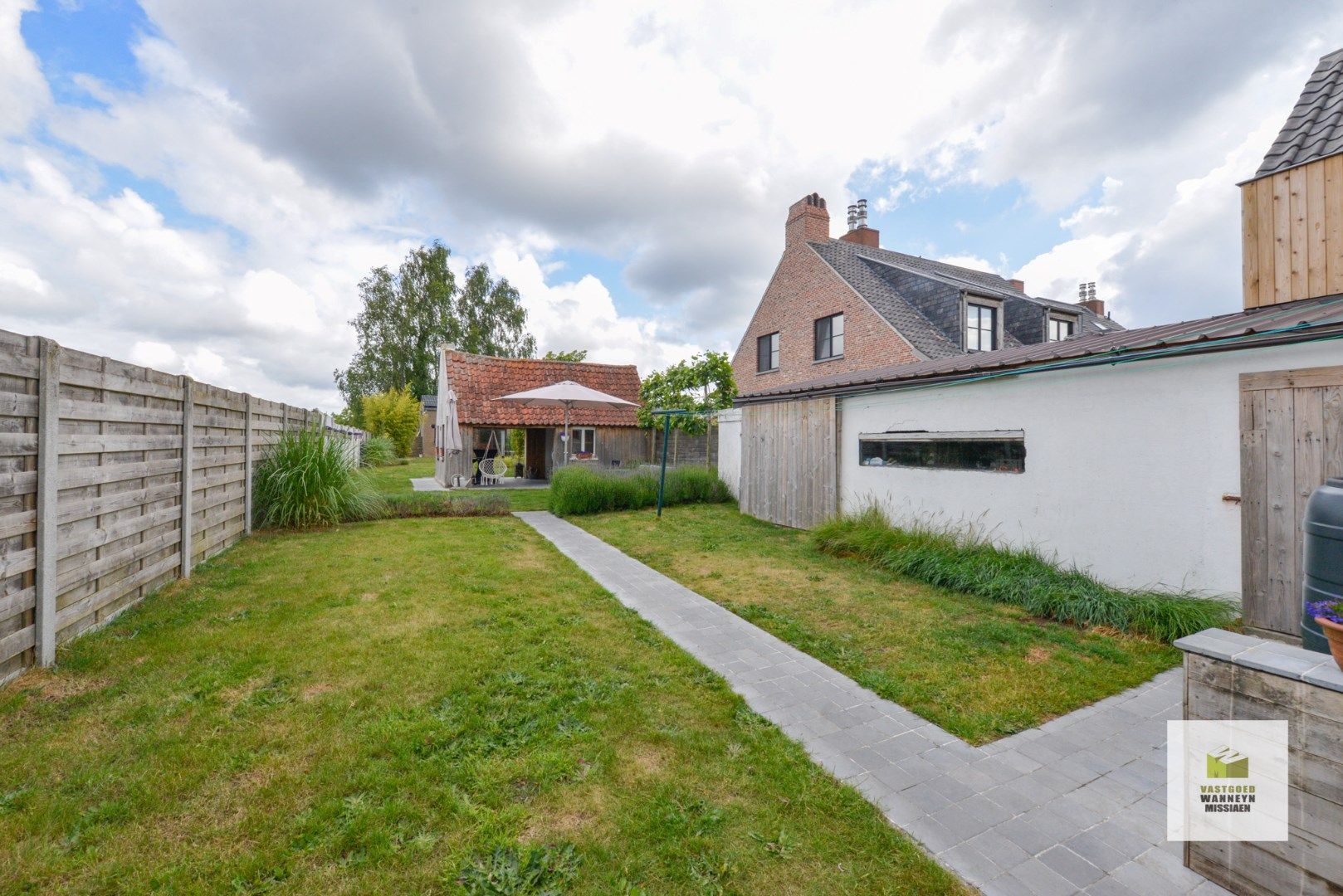 Halfopen bebouwing met 3slpk, 2 bijgebouwen en diepe tuin foto 18