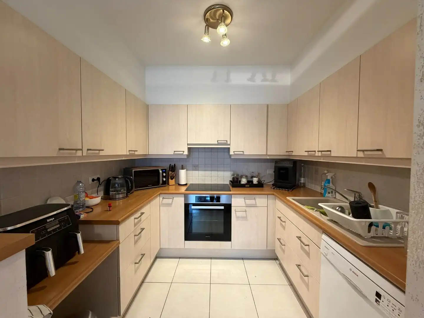 Ruim appartement met twee slaapkamers nabij centrum Halle foto 5