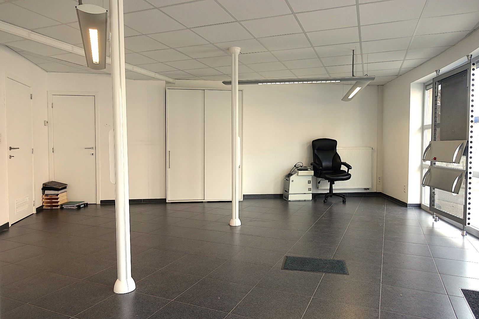 Goed gelegen handelspand op commerciële ligging te Lichtervelde foto 11