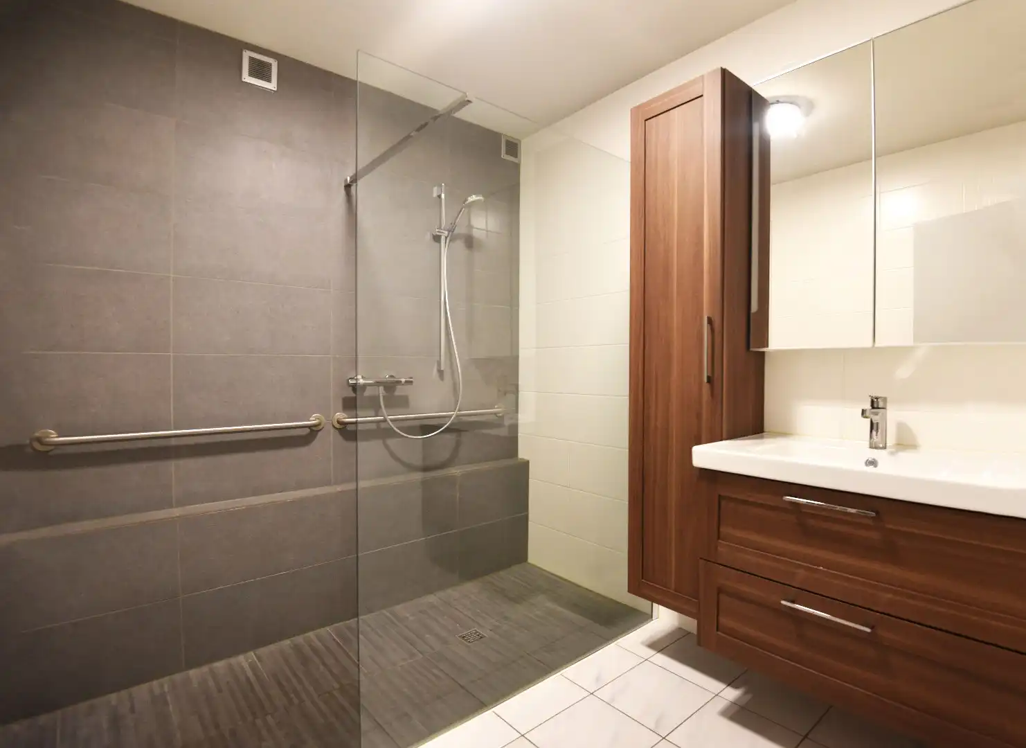 Ruim appartement met 2 slpks en ondergrondse autostaanplaats foto 5