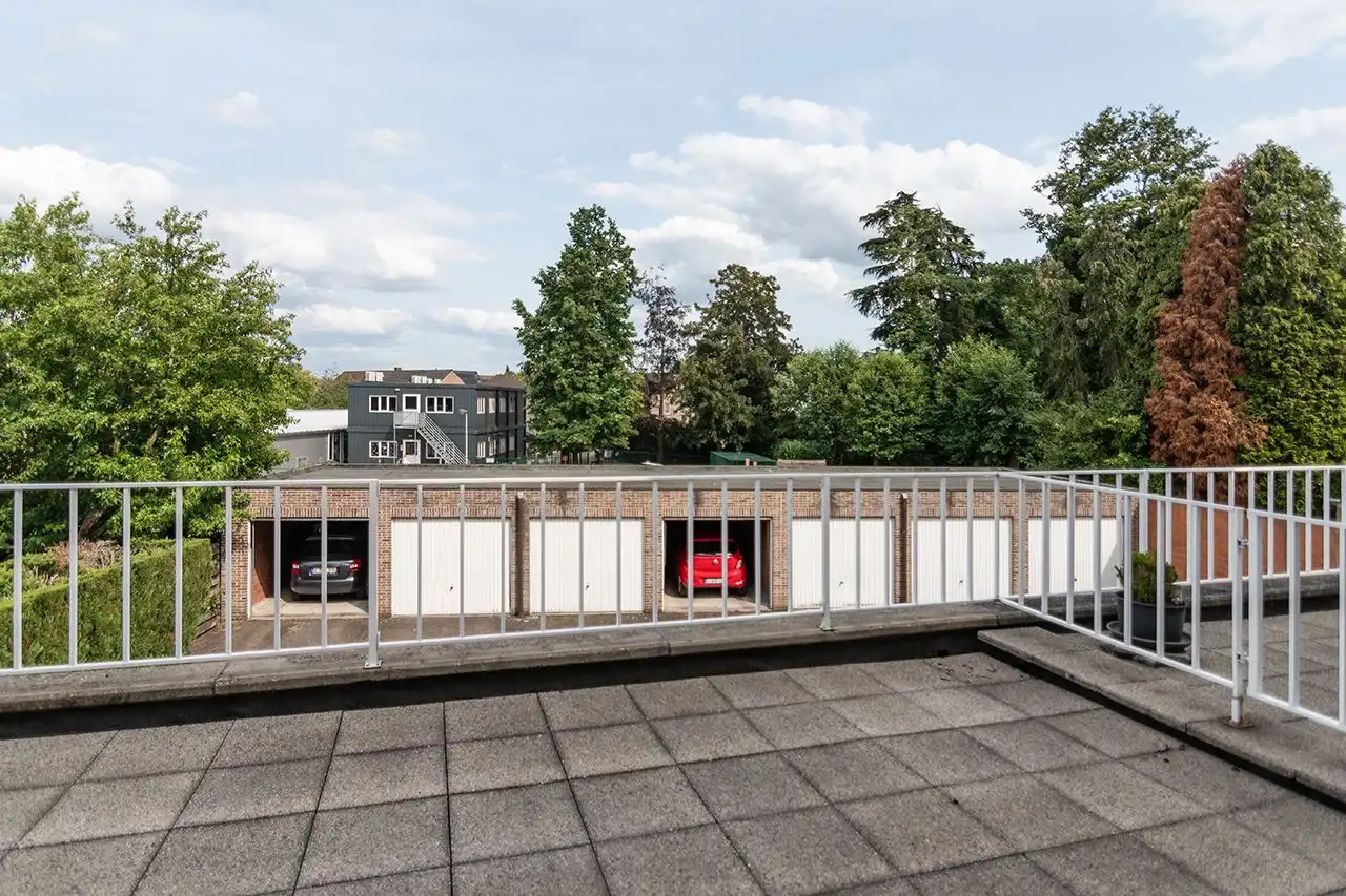 licht 2 slk app met groot terras en garagebox foto 13