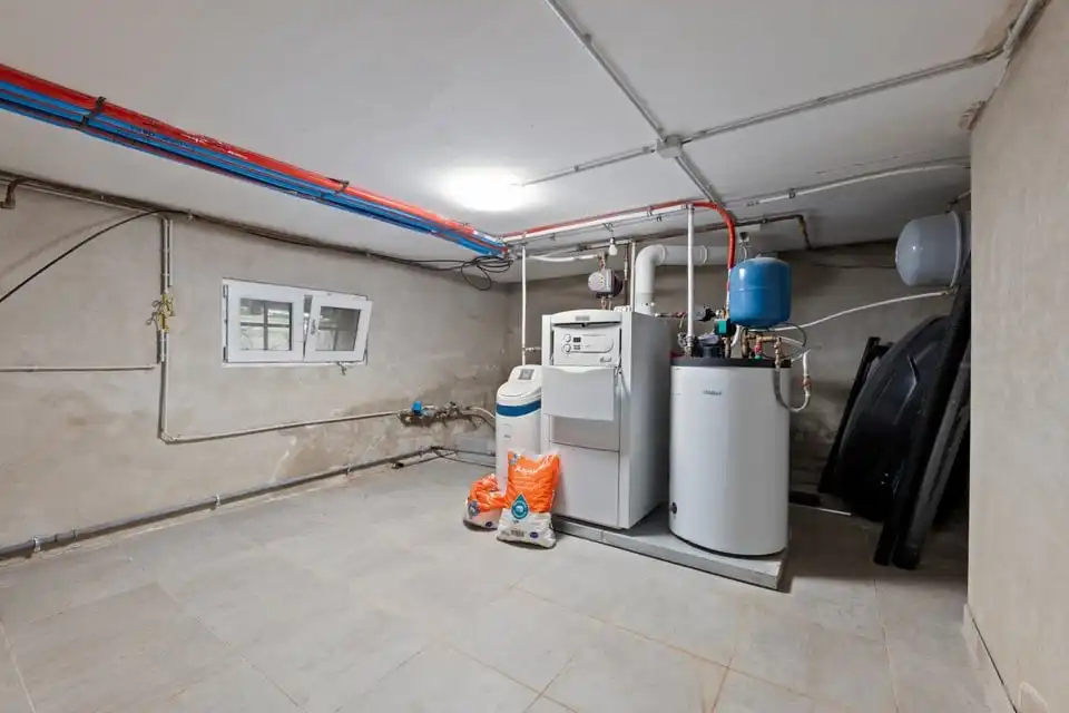 RUIME, GERENOVEERDE OPEN BEBOUWING MET 6 SLKS EN KNAPPE TUIN IN ALKEN foto 42