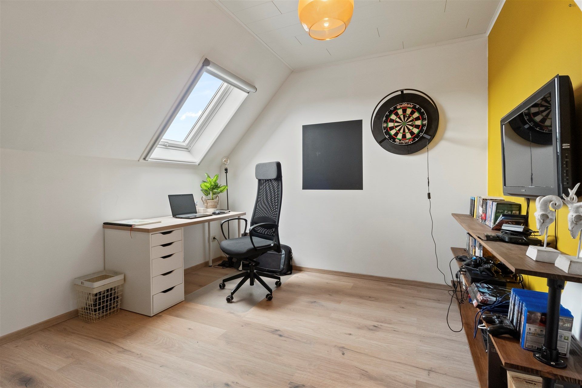 Recente gezinswoning met garage en staanplaats. foto 16