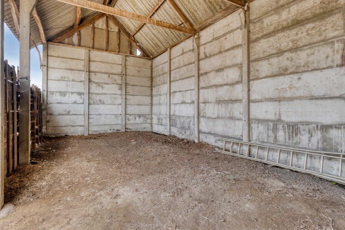 Woning met stallingen op perceel van 15 are of projectgrond foto 12