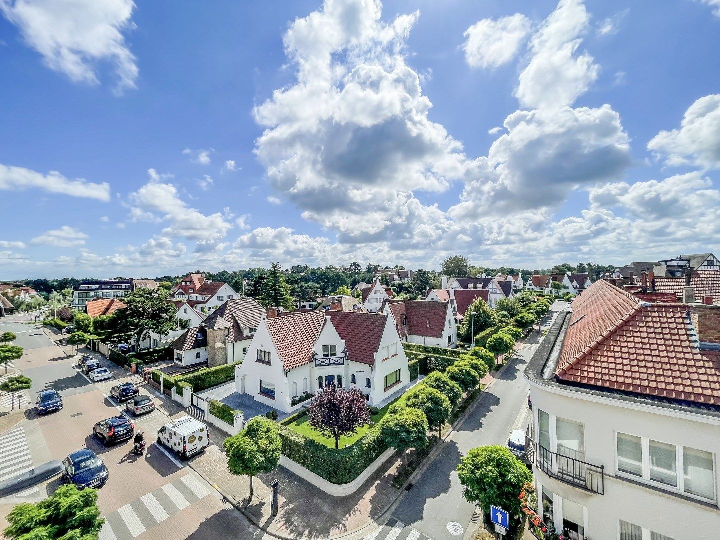 Zeer goed gelegen penthouse met zonneterrassen vlakbij de winkels van de Dumortierlaan en de Lippenslaan. Mogelijkheid tot aankoop parking. foto 4