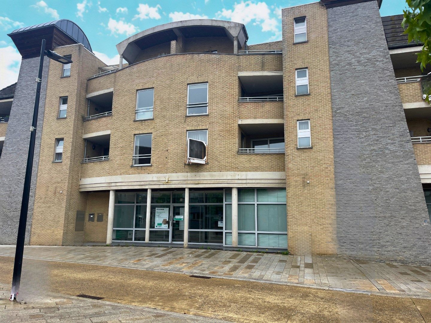 Handelsgelijkvloers 433m² met 3 parkings en kelder op commerciële topligging foto 12