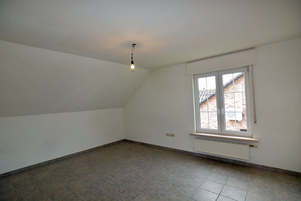 Vrijstaande woning met 4 slpks. en 2 bdks. op een perceel van 12a38ca. foto 27