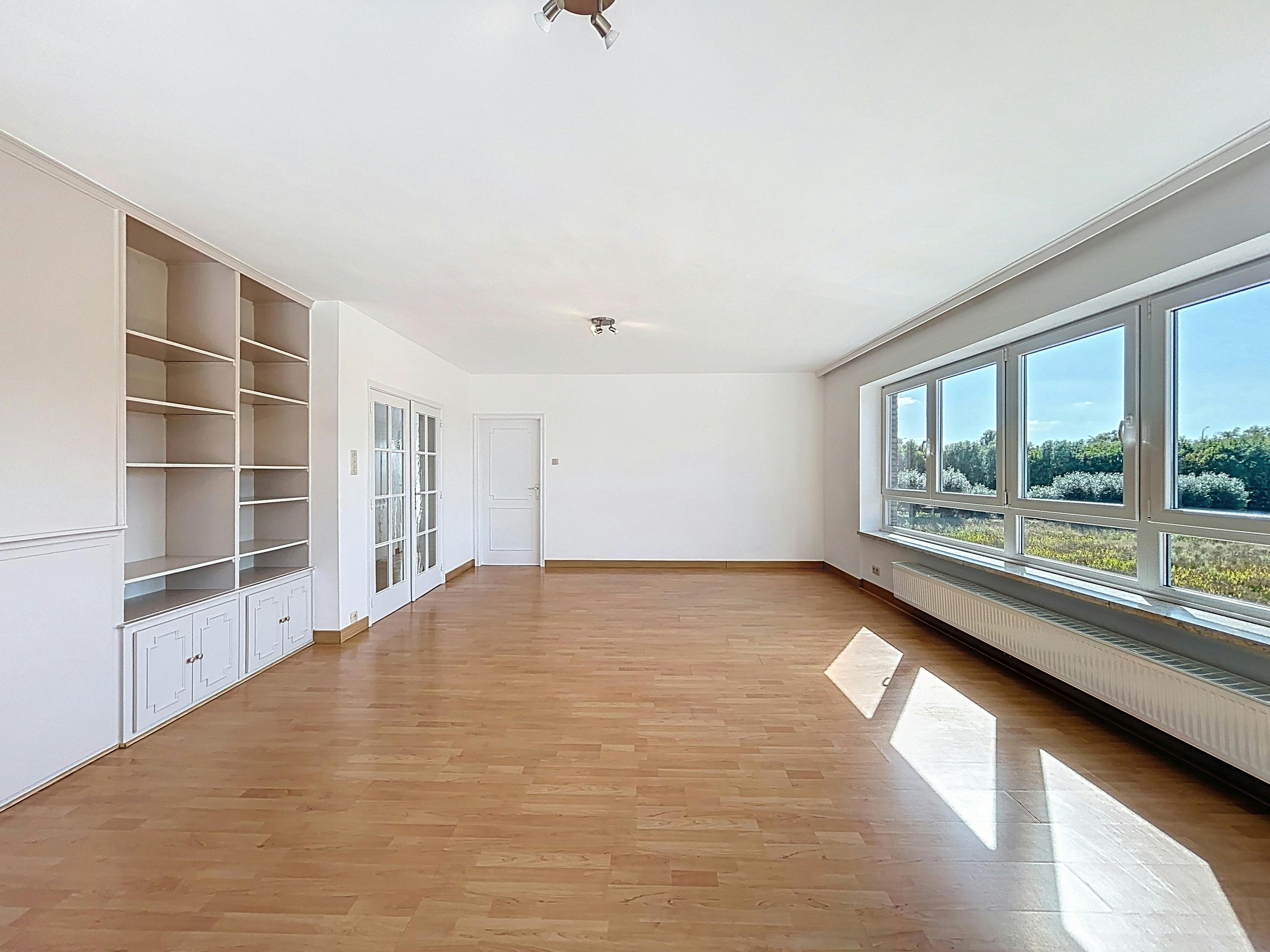 Ruim appartement met 3 kamers te huur in Kortrijk foto {{pictureIndex}}